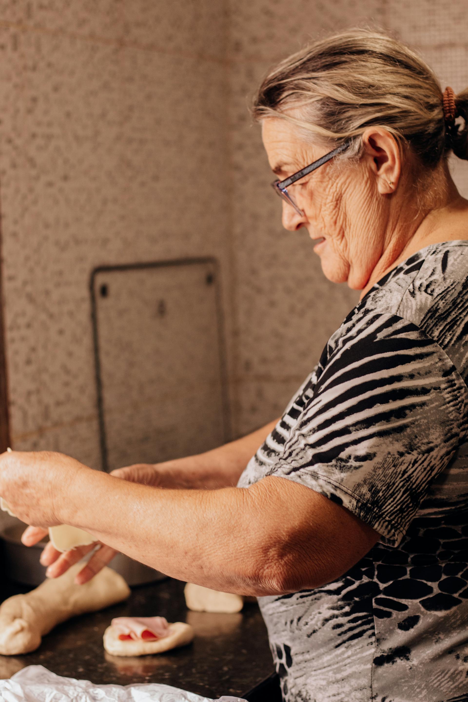 Una anciana horneando | Fuente: Pexels