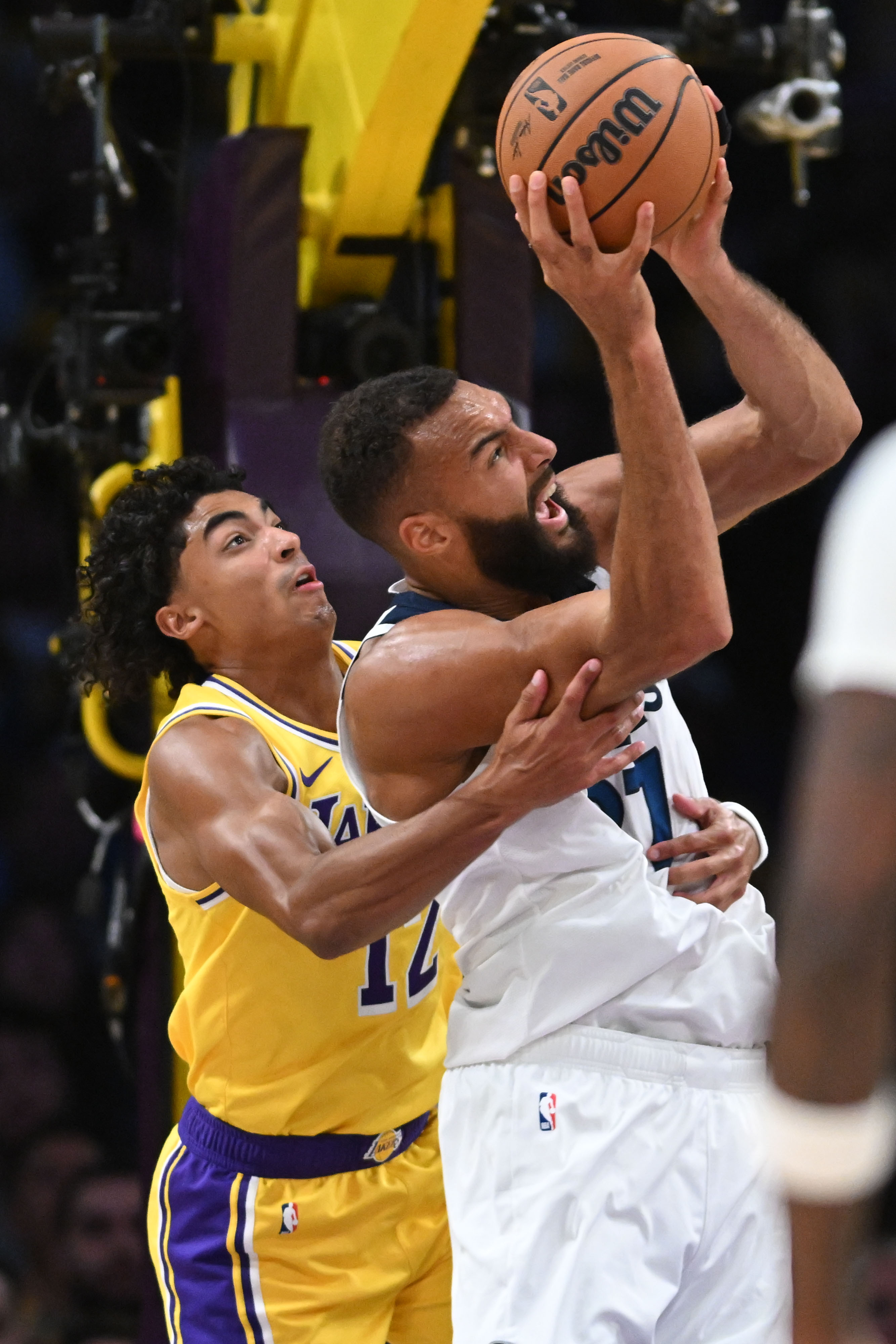 El jugador de los Lakers, Max Christie, y el jugador de los Timberwolves, Rudy Gobert, durante la acción del primer cuarto en el Crypto.com Arena el 22 de octubre de 2024 | Fuente: Getty Images