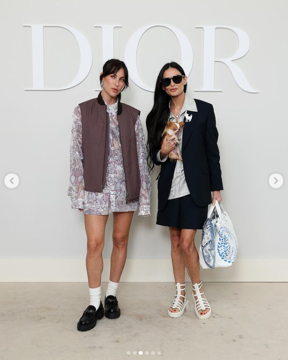 Scout LaRue Willis y Demi Moore posan en el desfile de Dior Homme durante la Semana de la Moda de París el 21 de junio de 2024 | Fuente: Instagram/demimoore