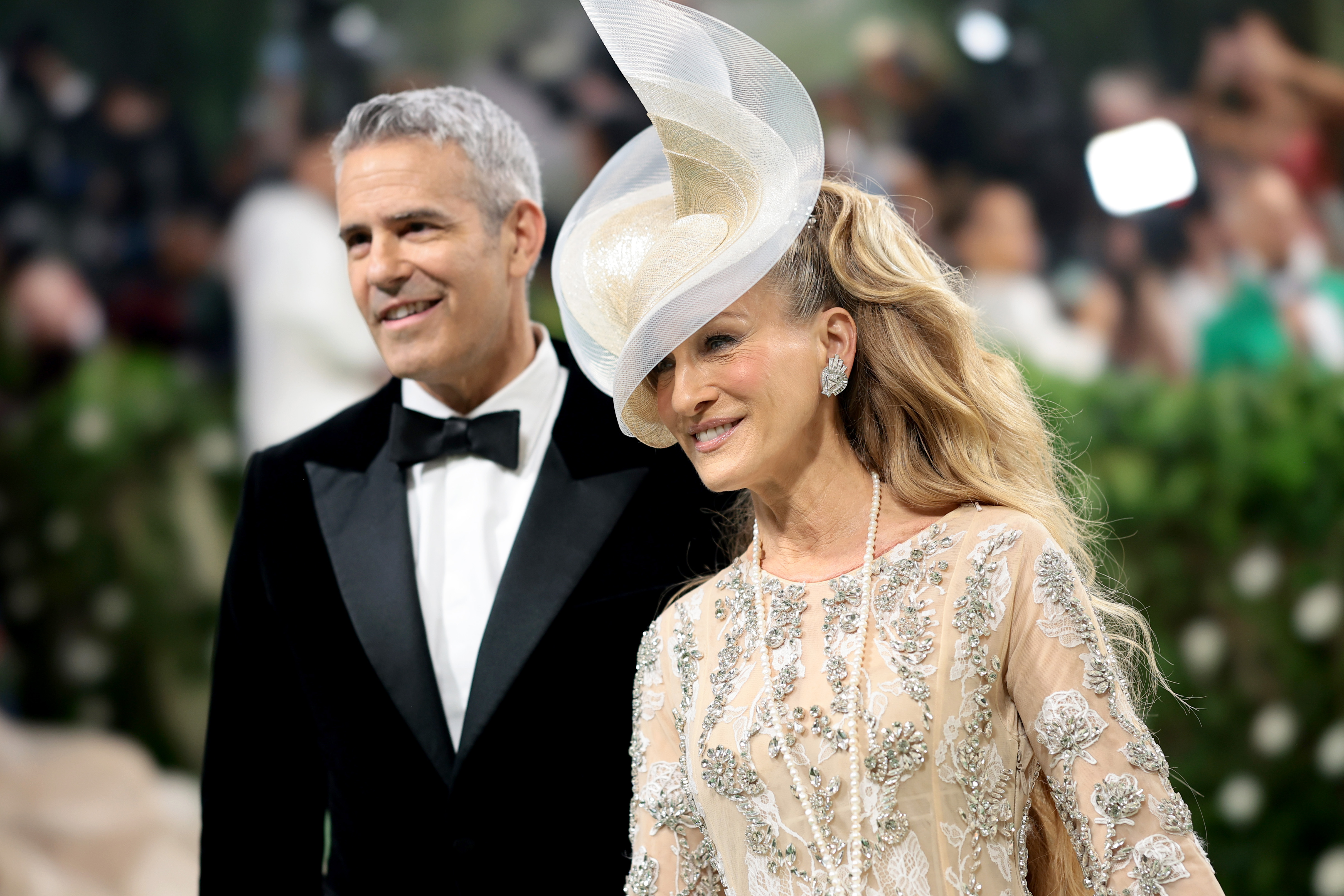 Andy Cohen y Sarah Jessica Parker asisten a la Gala Met 2024 el 6 de mayo de 2024 | Fuente: Getty Images