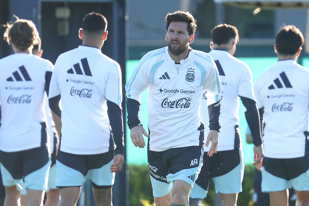 El argentino Lionel Messi corre durante una sesión de entrenamiento en el centro de entrenamiento Lionel Messi el 5 de octubre de 2026 en Ezeiza, Argentina. | Fuente: Getty Images