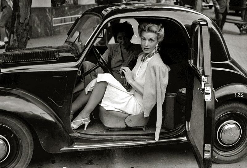Conchita Montenegro, famosa actriz española, subida a un automóvil en San Sebastián (Guipúzcoa). Año 1940. | Imagen: Wikimedia Commons