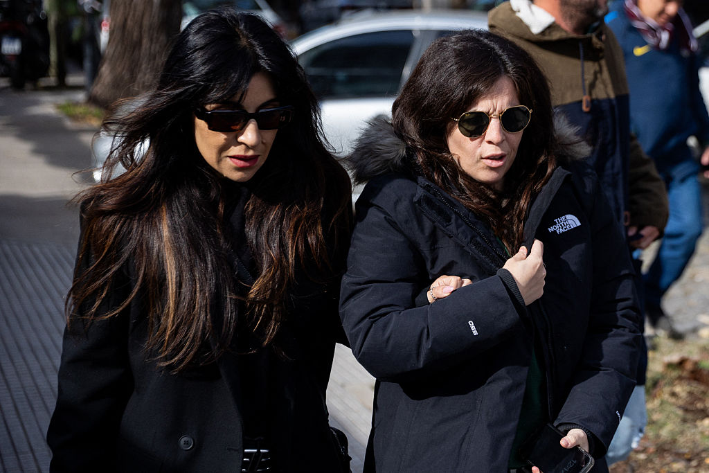 Gianinna (izq.) y Dalma Maradona, hijas de la fallecida leyenda del fútbol argentino Diego Maradona, llegan a una audiencia judicial en San Isidro, en las afueras de Buenos Aires, el 29 de mayo de 2025. | Fuente: Getty Images