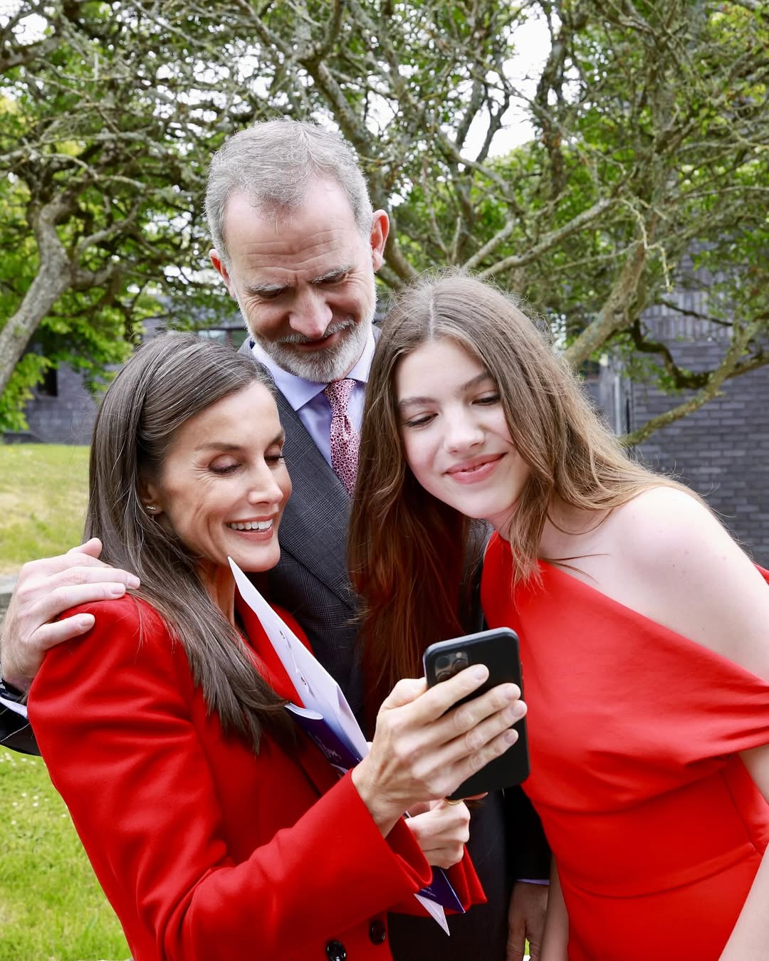 Los reyes de España, Letizia y Felipe, muestran a Sofía la videollamada de su hermana Leonor, quien la felicitó a través de la pantalla por su graduación. | Fuente: Instagram/casareal.es