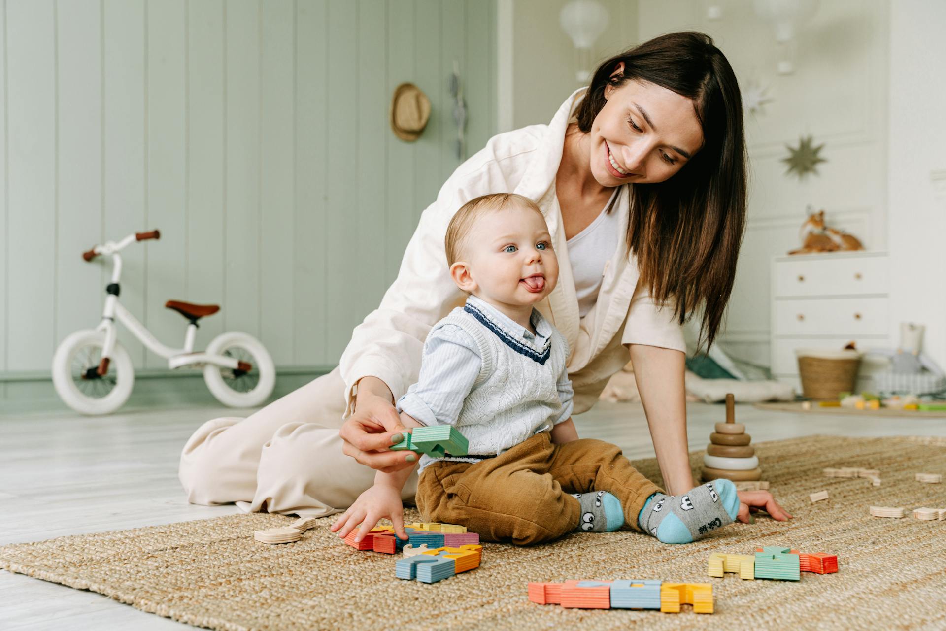 Una mujer jugando con un niño pequeño | Fuente: Pexels