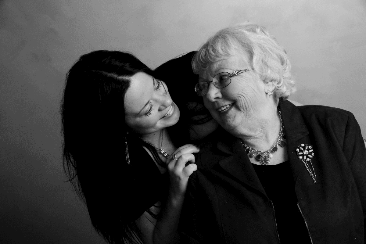 Nieta y abuela. | Imagen tomada de: PxHere