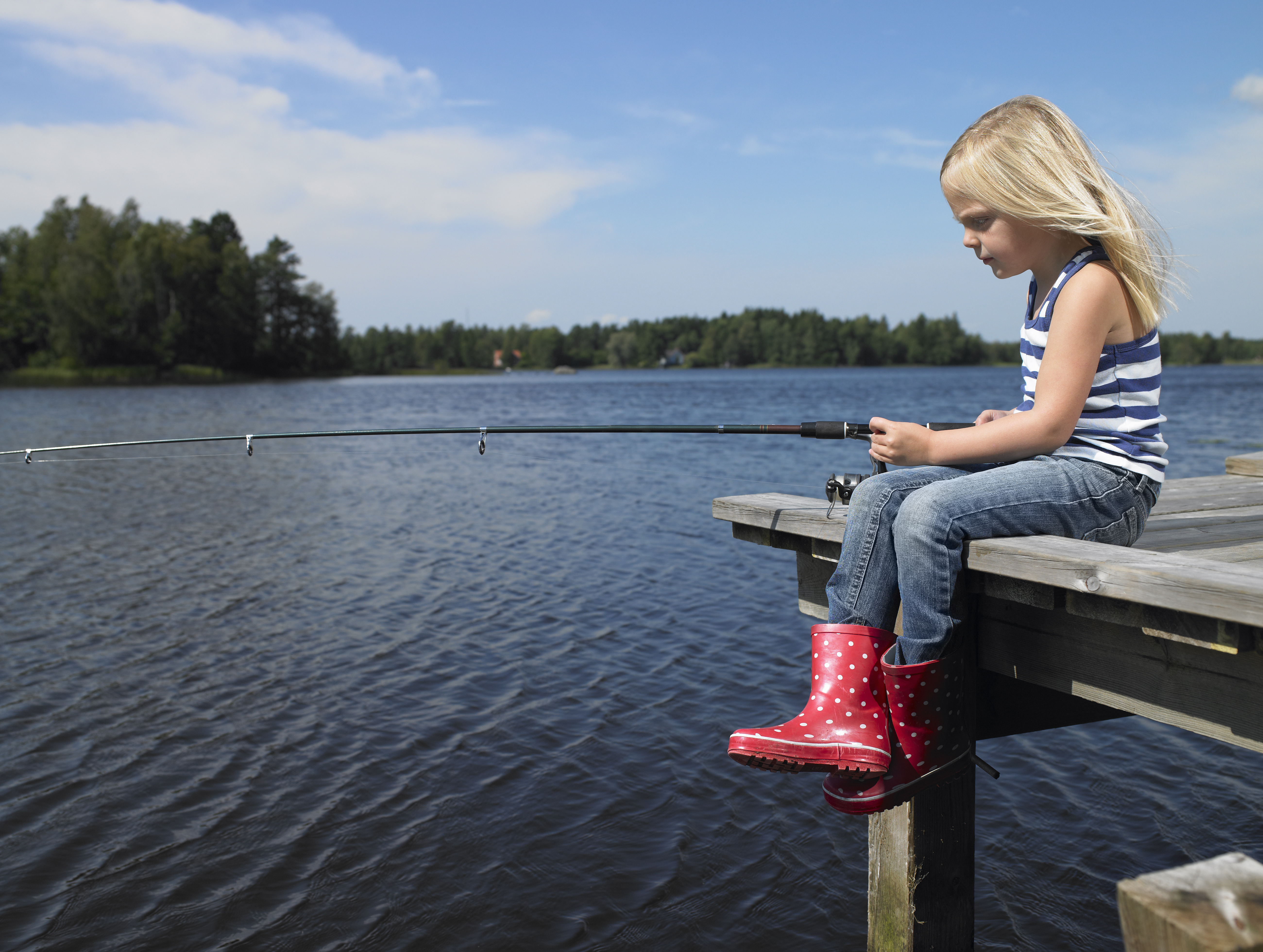 Chica pescando desde un muelle | Foto: Getty Images