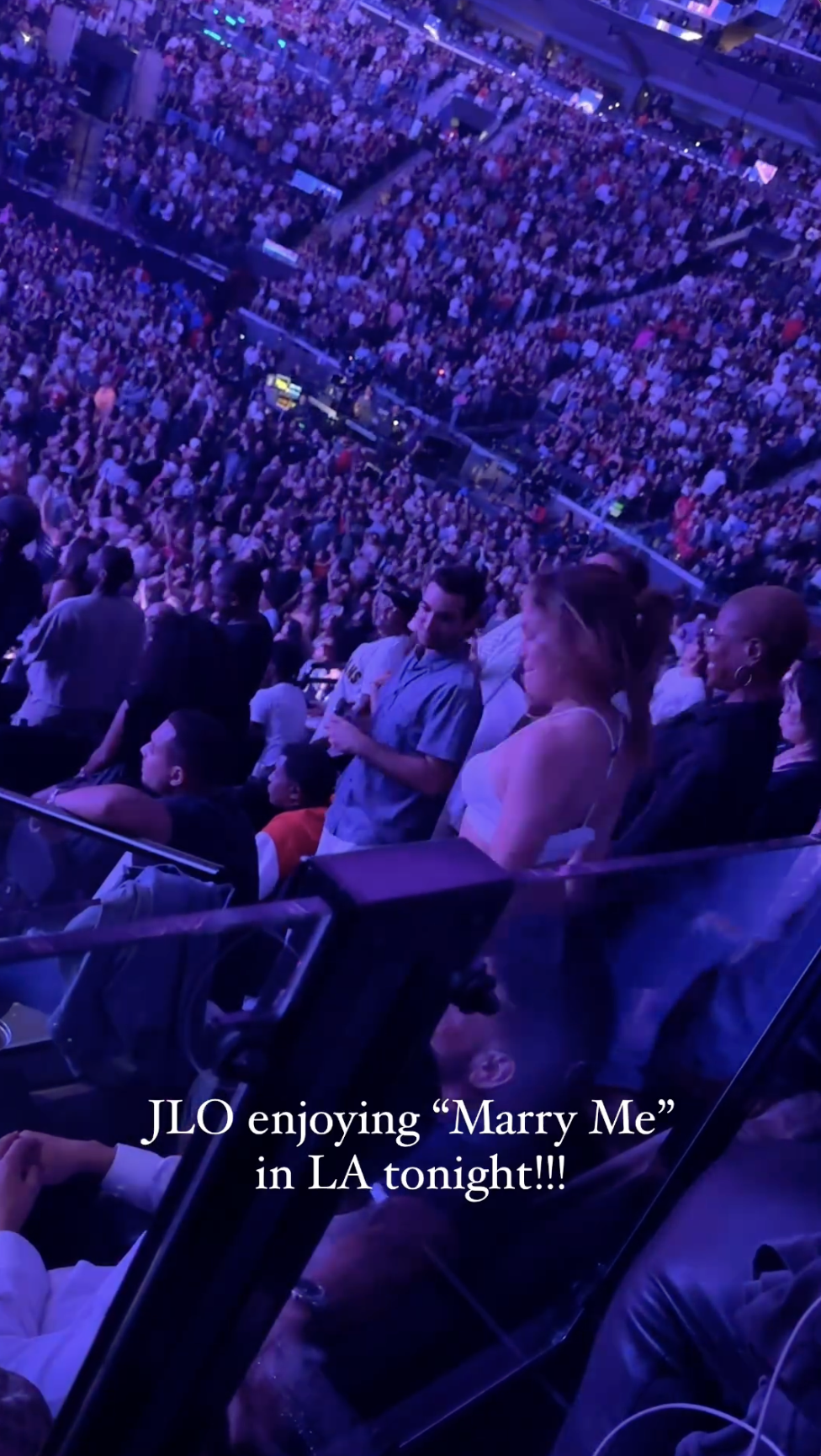 Jennifer Lopez cierra los ojos mientras escucha "Marry You" en el concierto de Bruno Mars en Los Ángeles, California, en agosto de 2024 | Fuente: Instagram/itstetrisbish