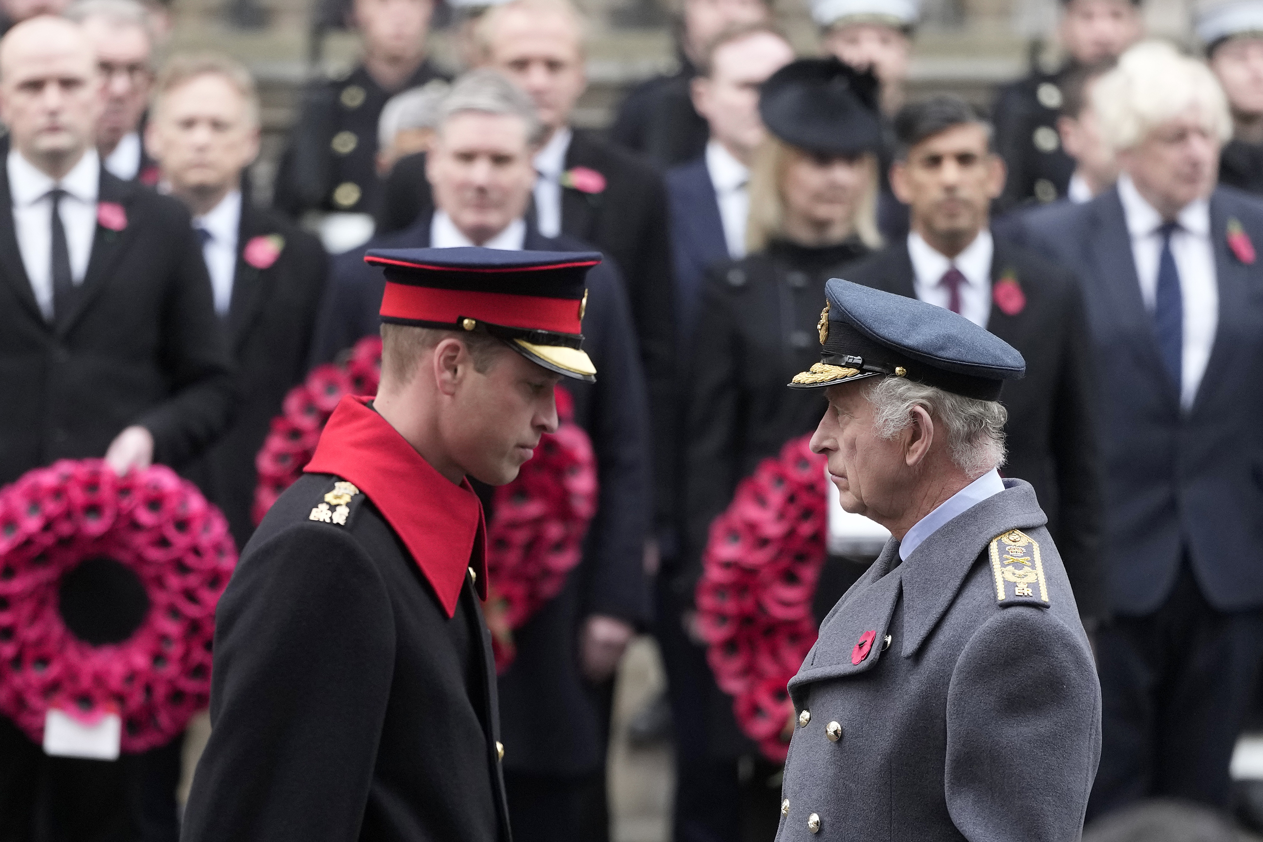 El príncipe William y el rey Charles III en el Servicio Nacional de Conmemoración en el Cenotafio el 12 de noviembre de 2023 en Londres, Inglaterra | Foto: Getty Images