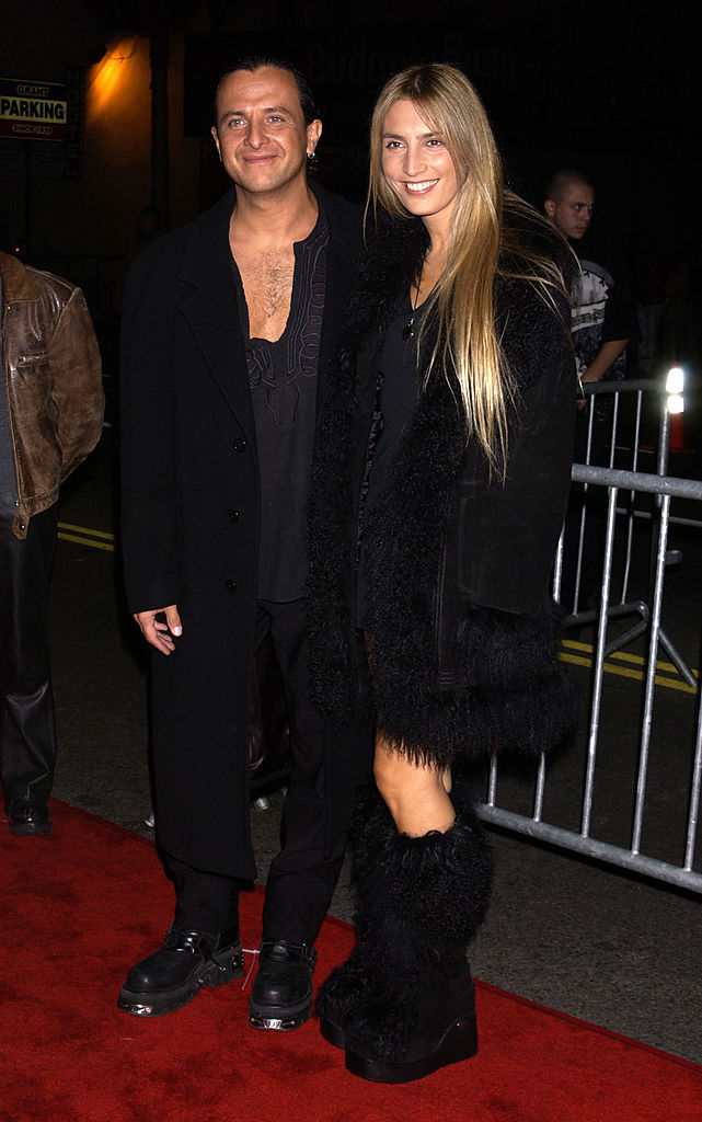 Eduardo Palomo y su esposa Karina durante los Premios de la Música Ritmo Latino 2002 - El Premio de la Gente en Hollywood, California. | Foto: Getty Images
