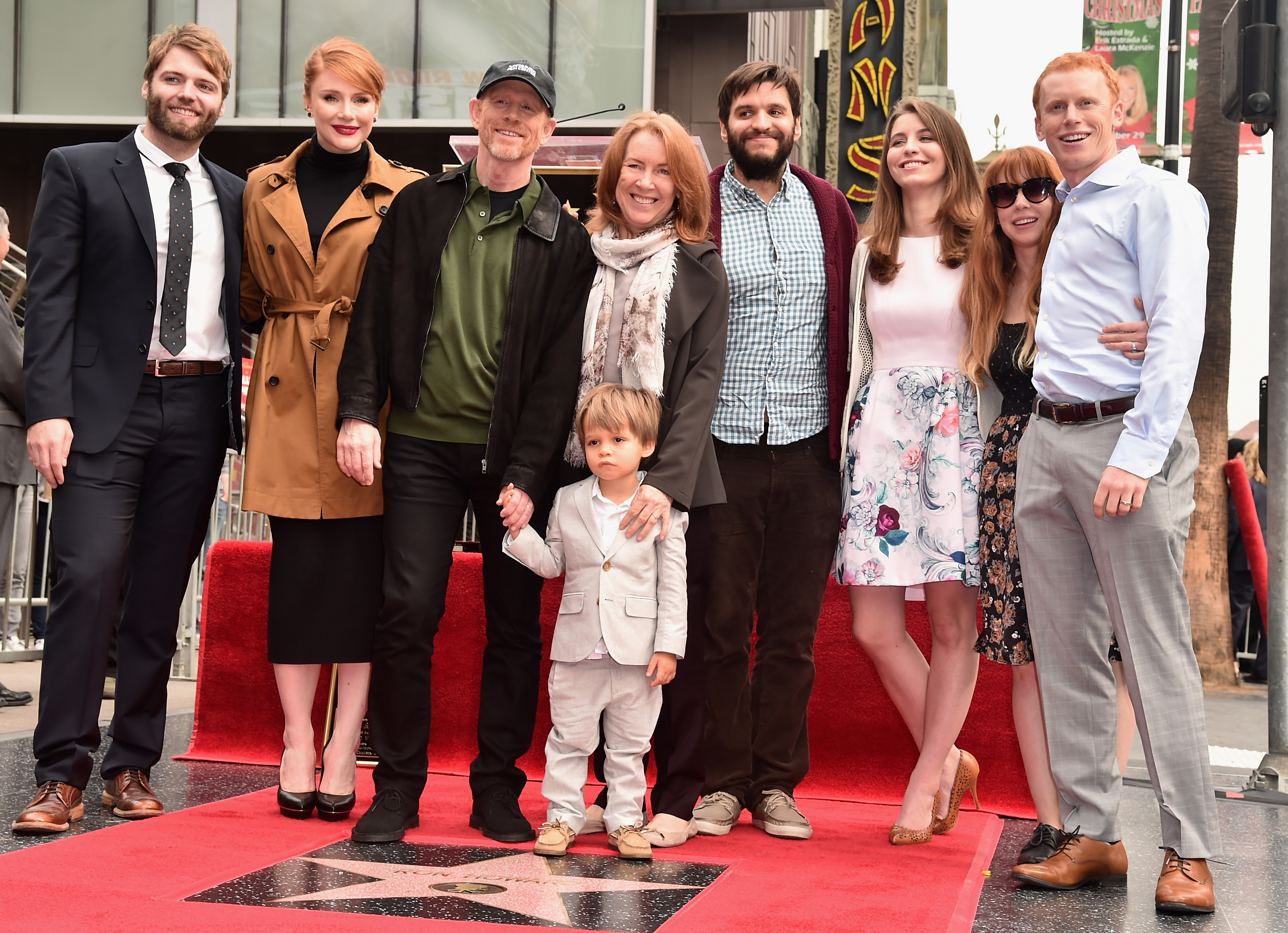 Ron Howard y su familia asisten a una ceremonia en la que se le honra con la Estrella 2.568 en el Paseo de la Fama de Hollywood el 10 de diciembre de 2015 | Fuente: Getty Images