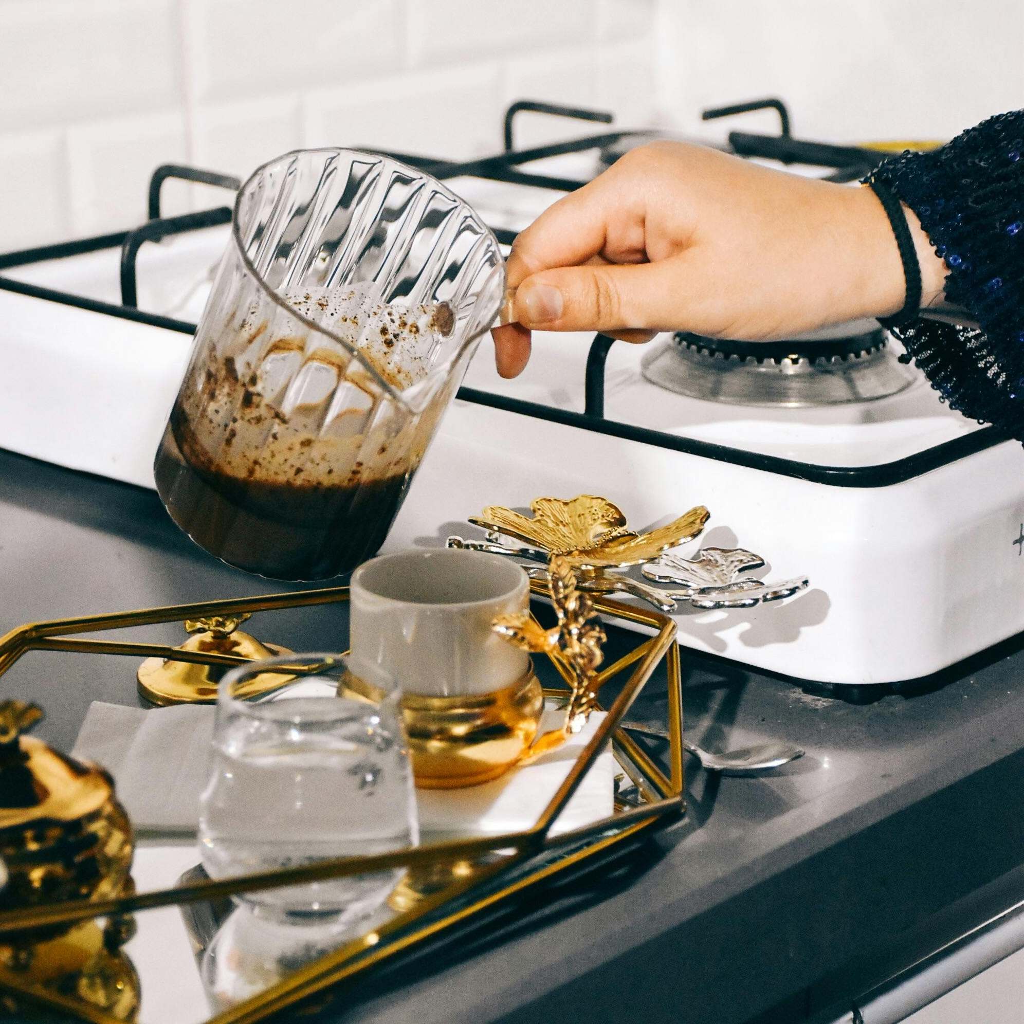 La mano de una mujer sirviendo café recién hecho | Fuente: Pexels