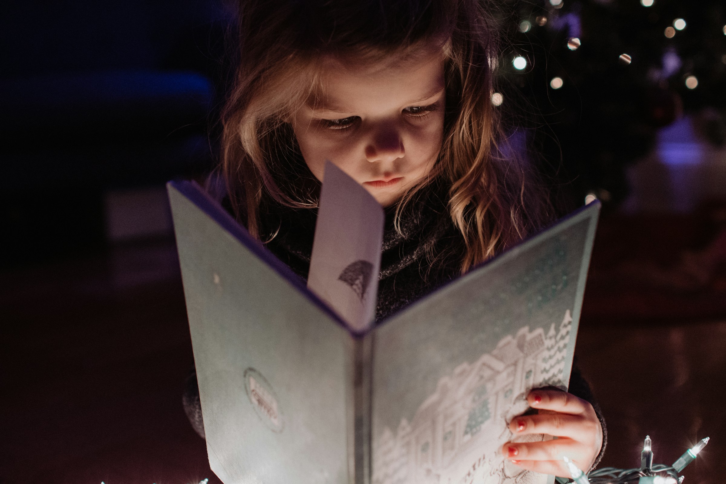 Una niña con un libro en la mano | Fuente: Unsplash