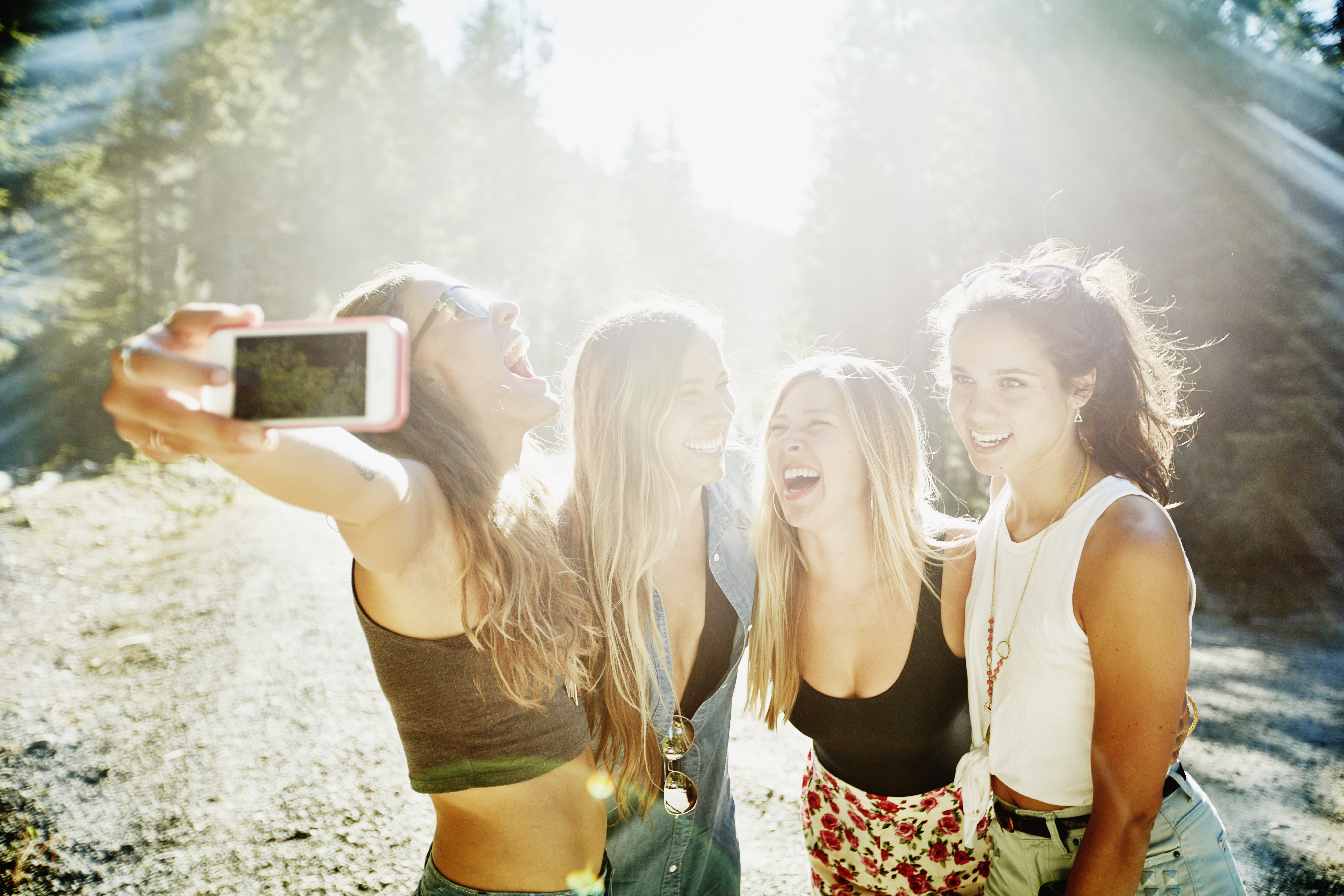 Cuatro jóvenes tomándose un selfie | Fuente: Getty Images