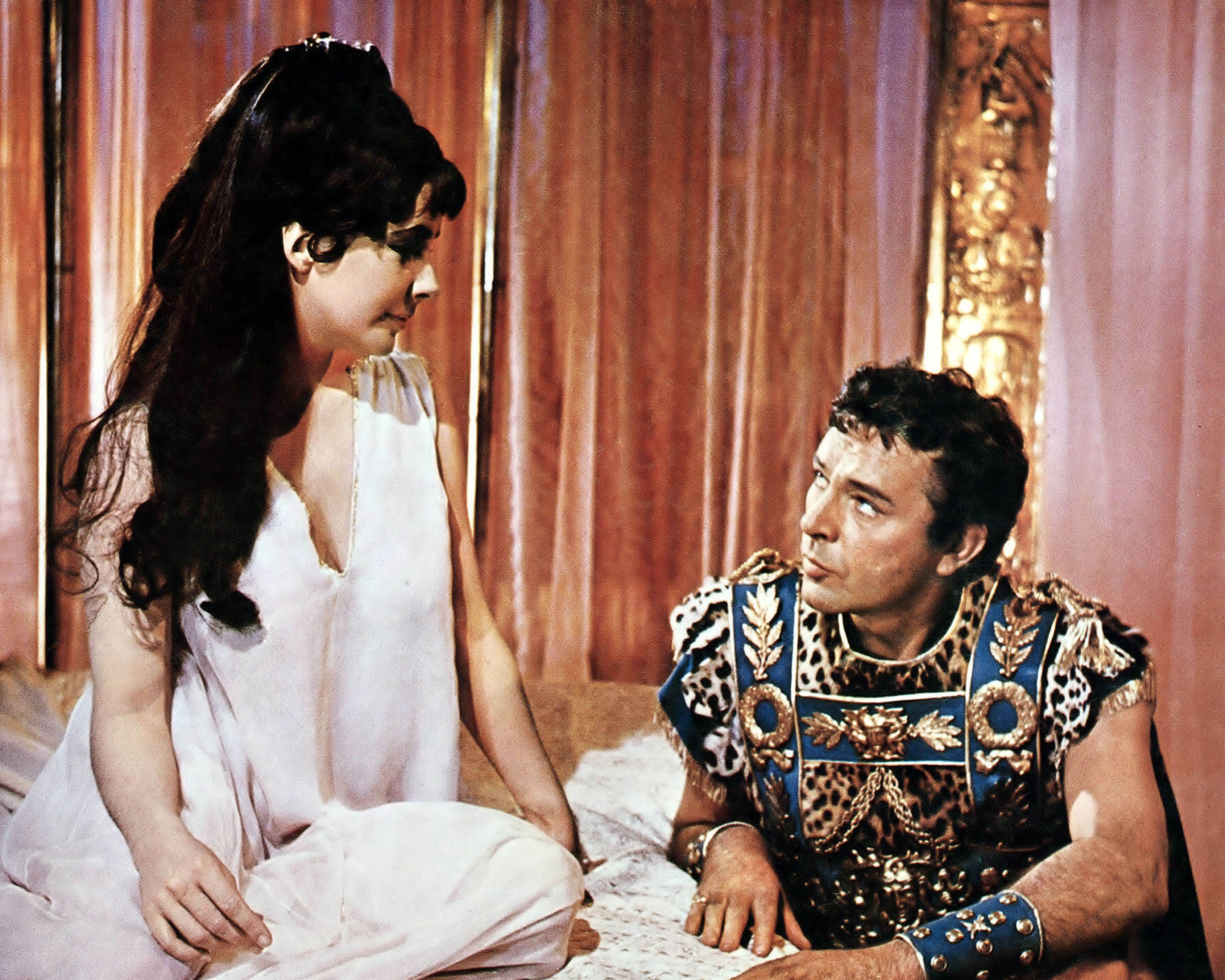 La actriz en el plató de "Cleopatra" con uno de sus coprotagonistas, hacia 1963 | Fuente: Getty Images