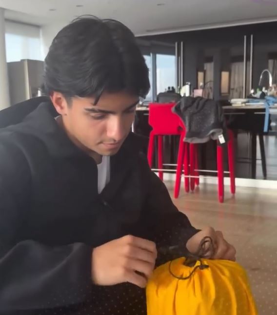 Benjamín Agüero abriendo el regalo de su abuela, Claudia Villafañe | Fuente: Instagram/visionshowtv