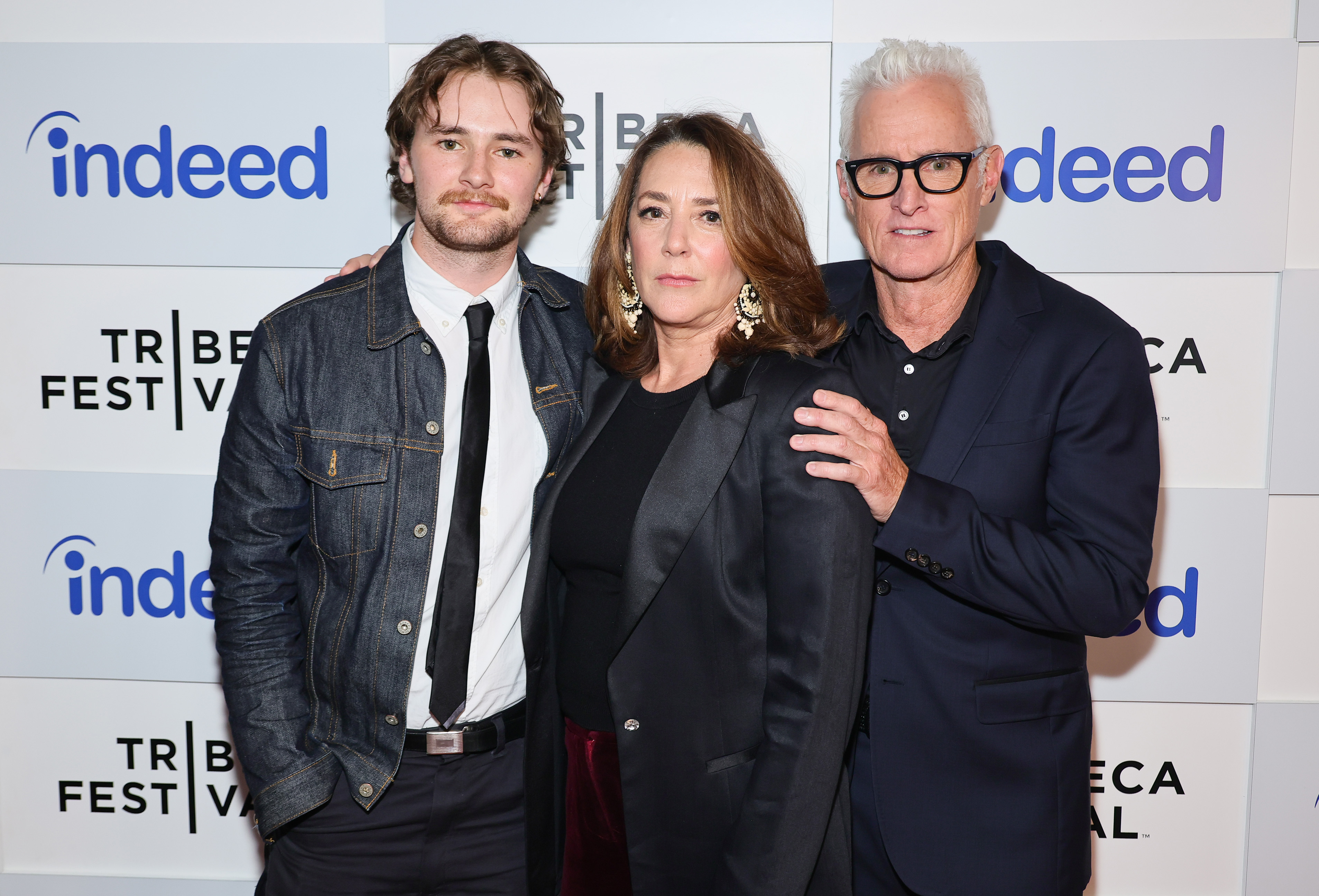 Harry Slattery, Talia Balsam y John Slattery asisten al estreno de "Maggie Moore(s)" el 12 de junio de 2023 | Fuente: Getty Images