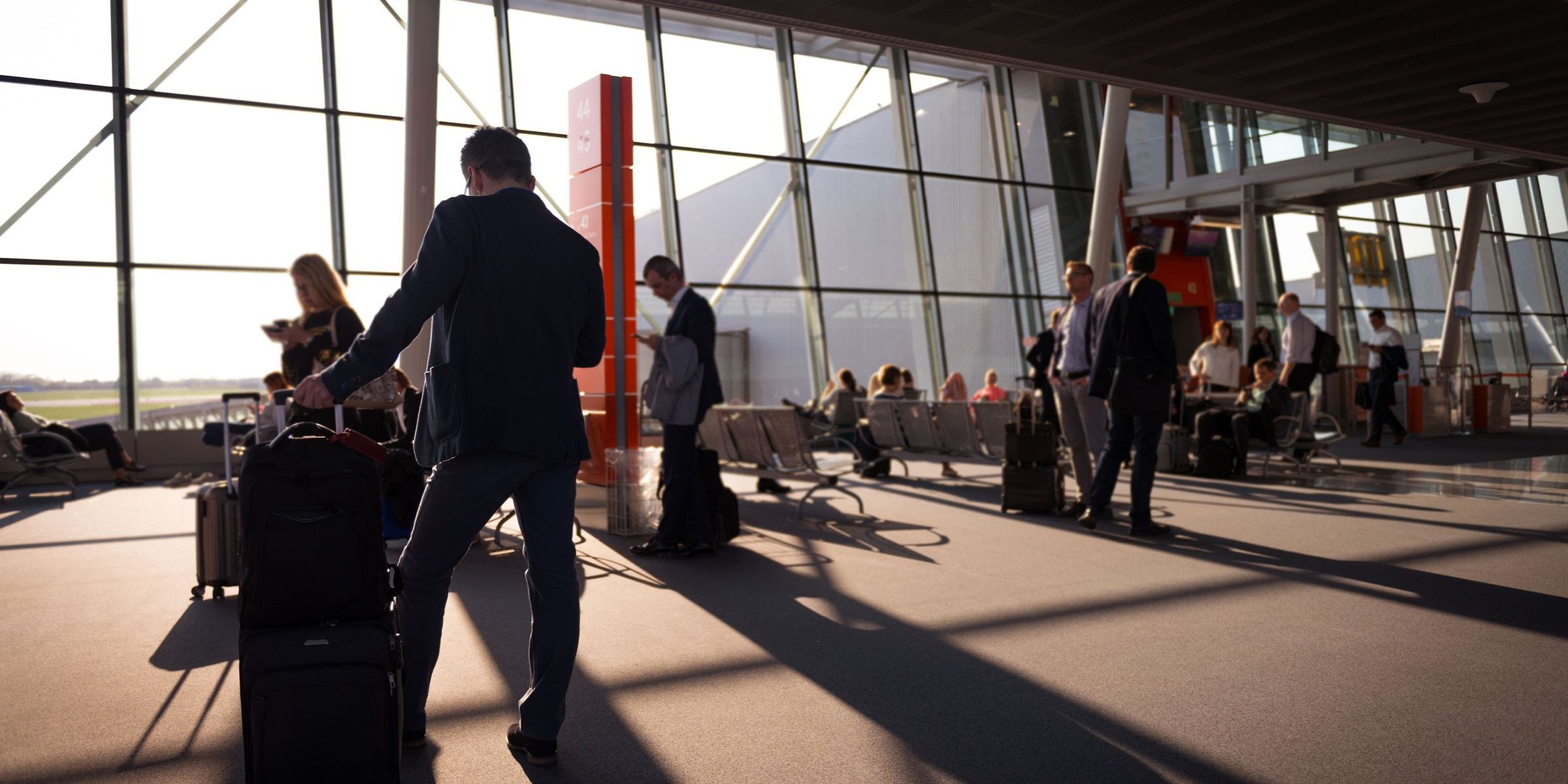 Viajeros en una terminal de aeropuerto muy concurrida | Fuente: Pexels