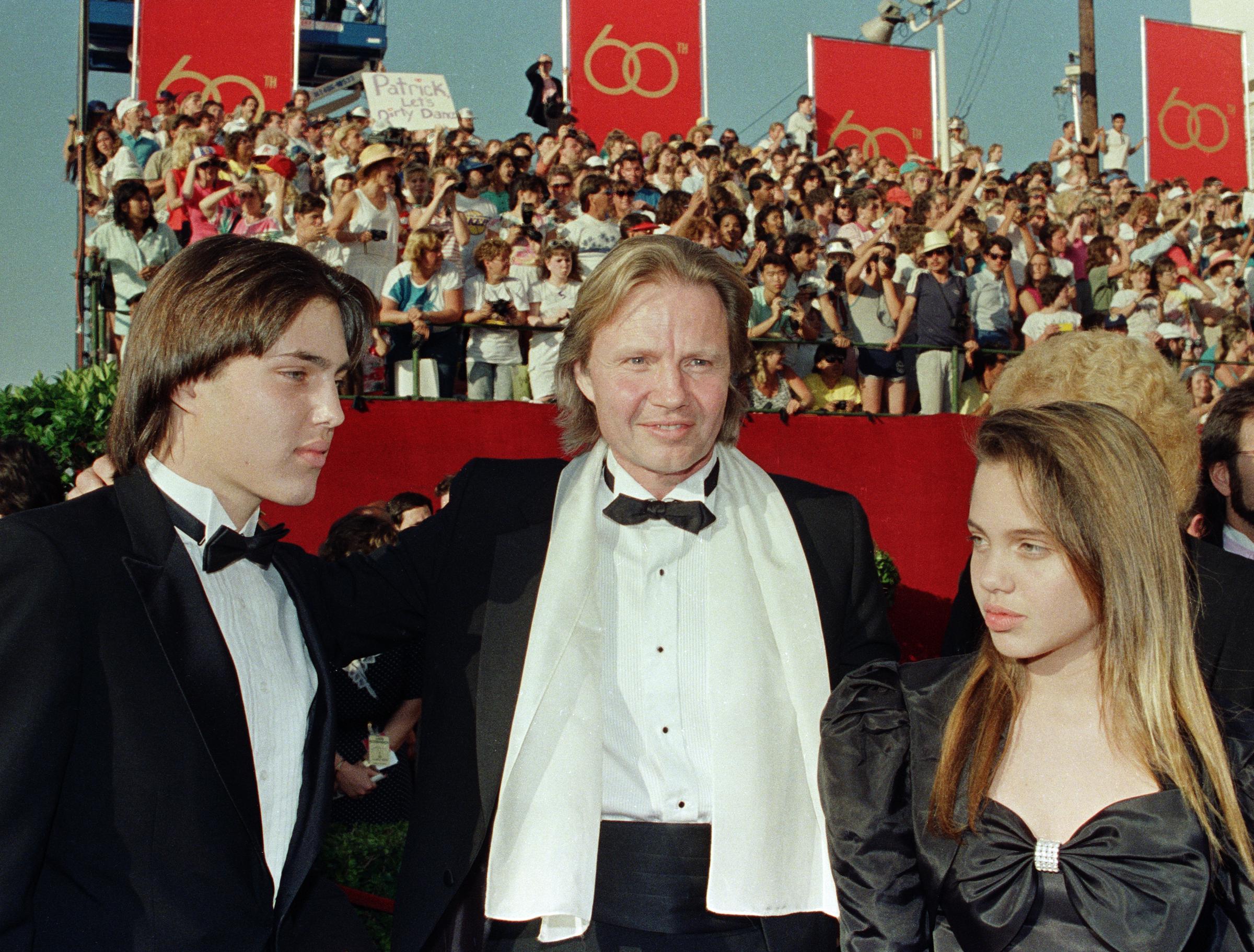 James Haven, John Voight y Angelina Jolie llegan a los Premios de la Academia el 11 de abril de 1988 en Los Ángeles, California | Fuente: Getty Images