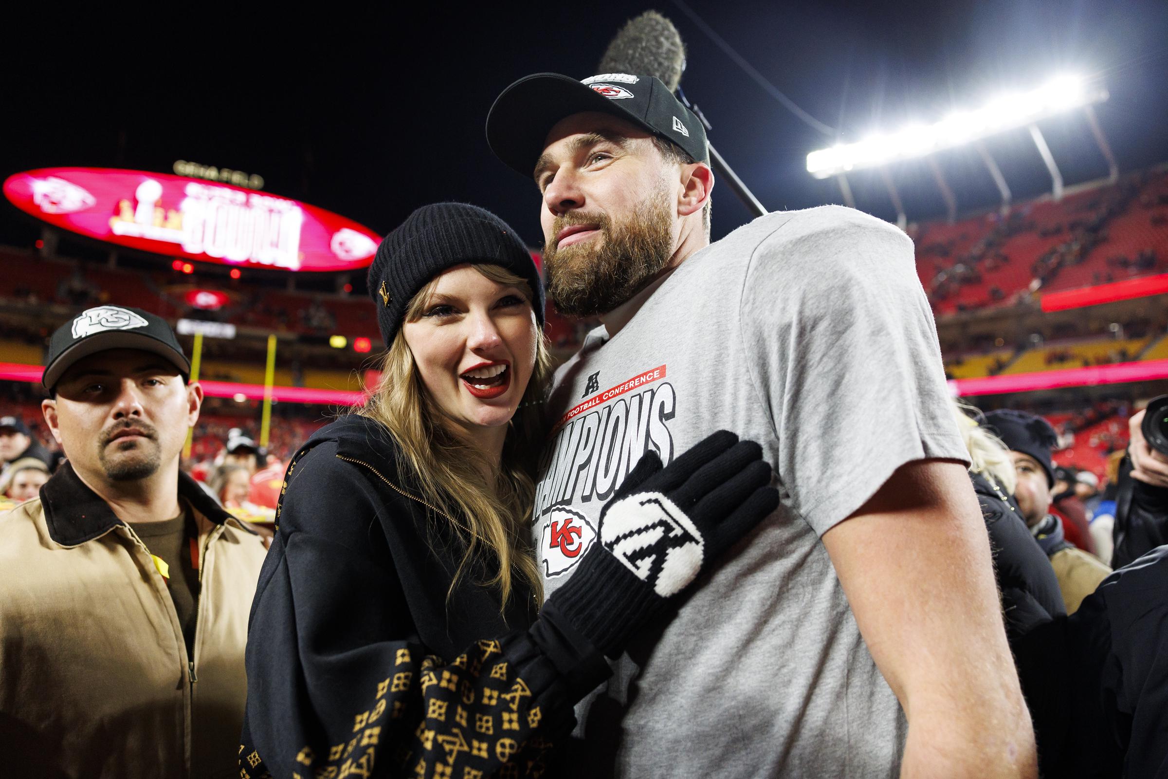 Taylor Swift celebra la victoria del equipo de Travis Kelce en el partido por el Campeonato de la AFC | Fuente: Getty Images