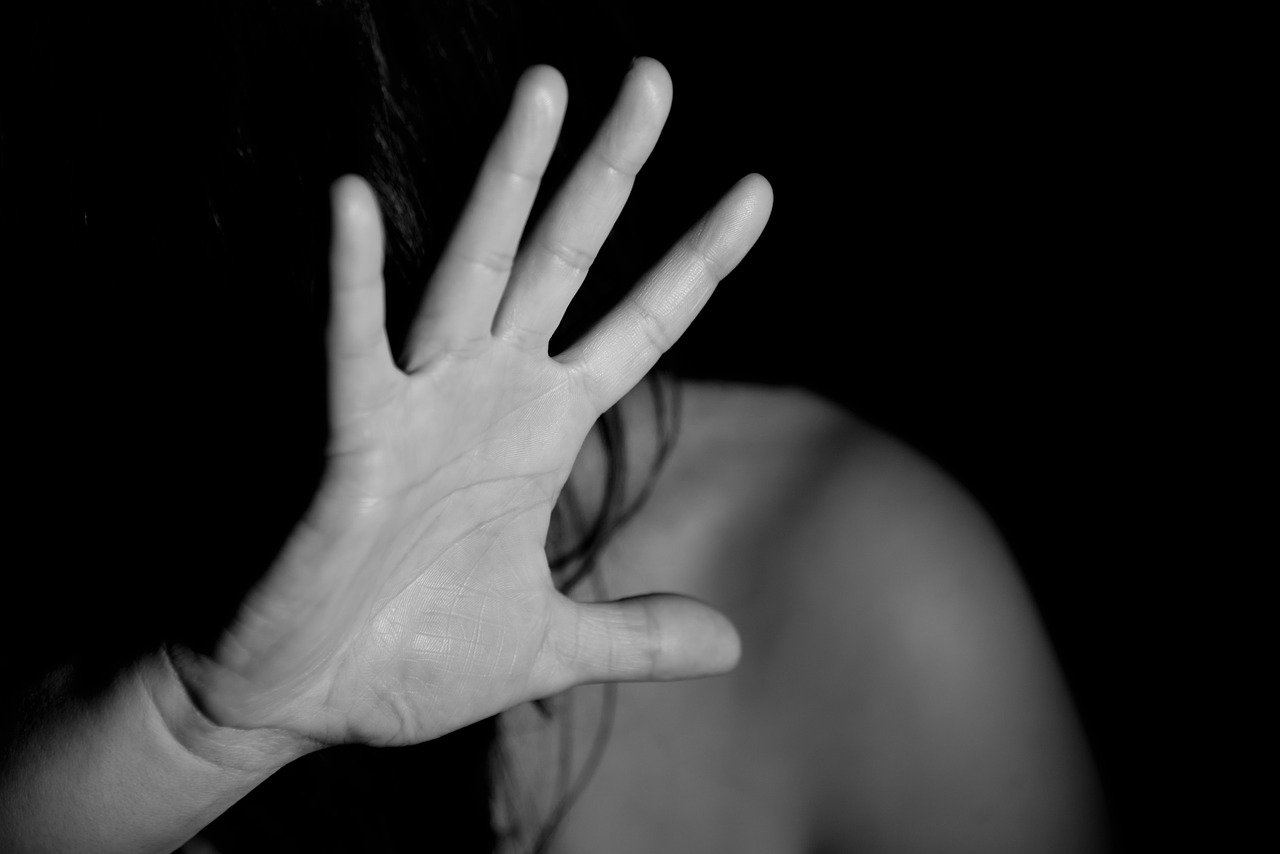 Mujer protegiéndose con la mano. | Foto: Pixbay