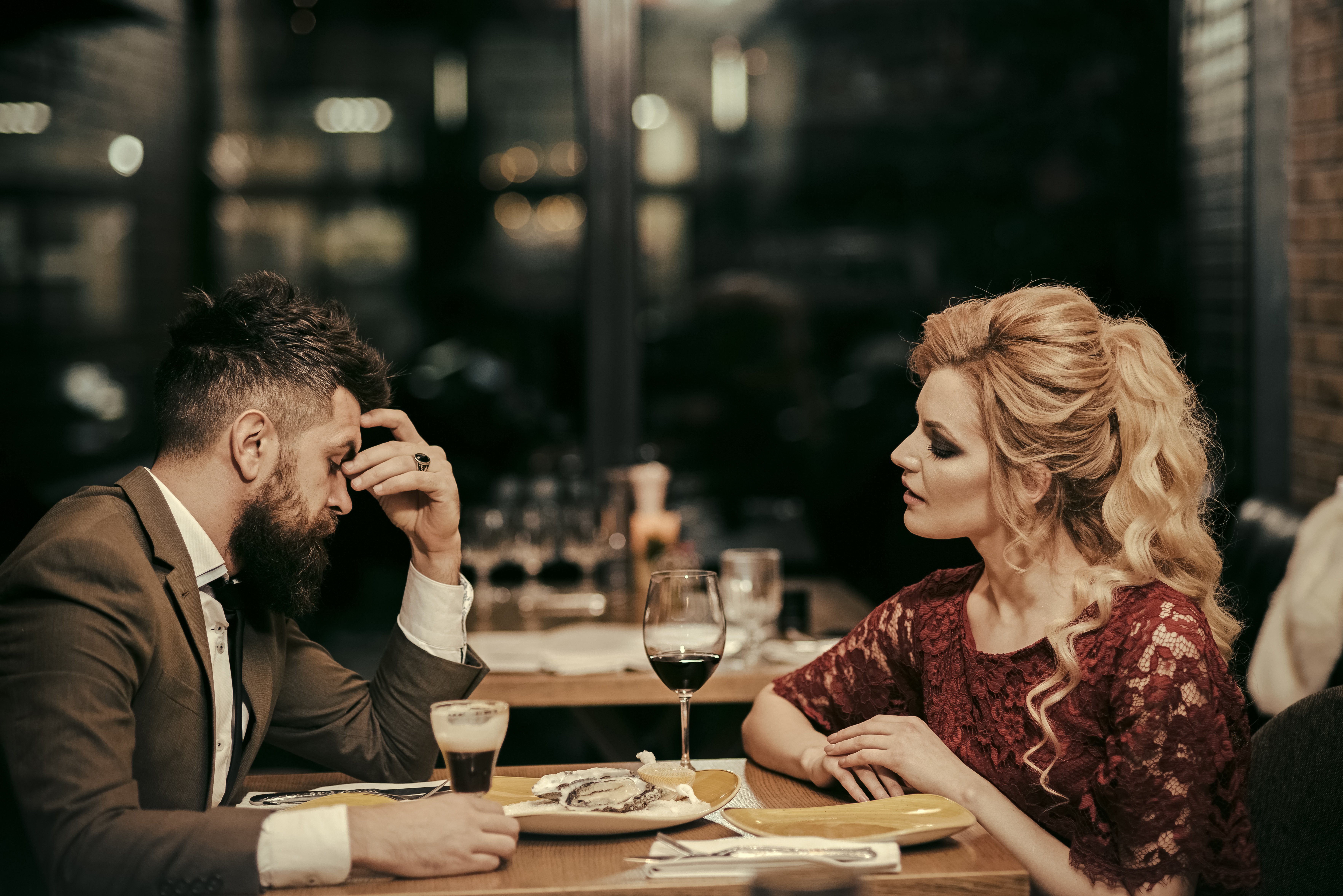 Pareja cenando en restaurante. | Foto: Shutterstock