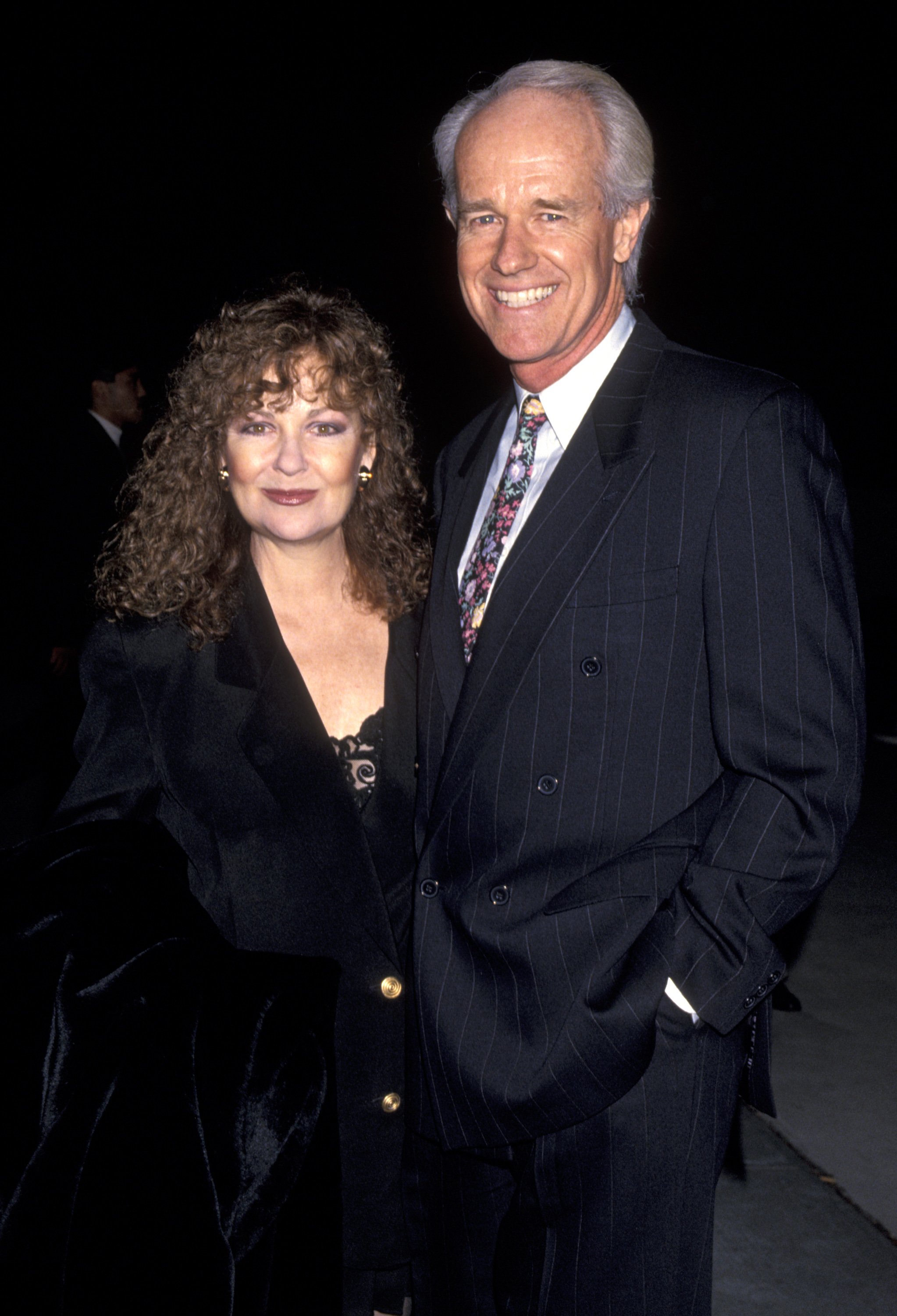 Shelley Fabares y Mike Farrell asisten al APLA Commitment to Live VII en los Estudios Universal el 27 de enero de 1994 en Universal City, California | Foto: Getty Images