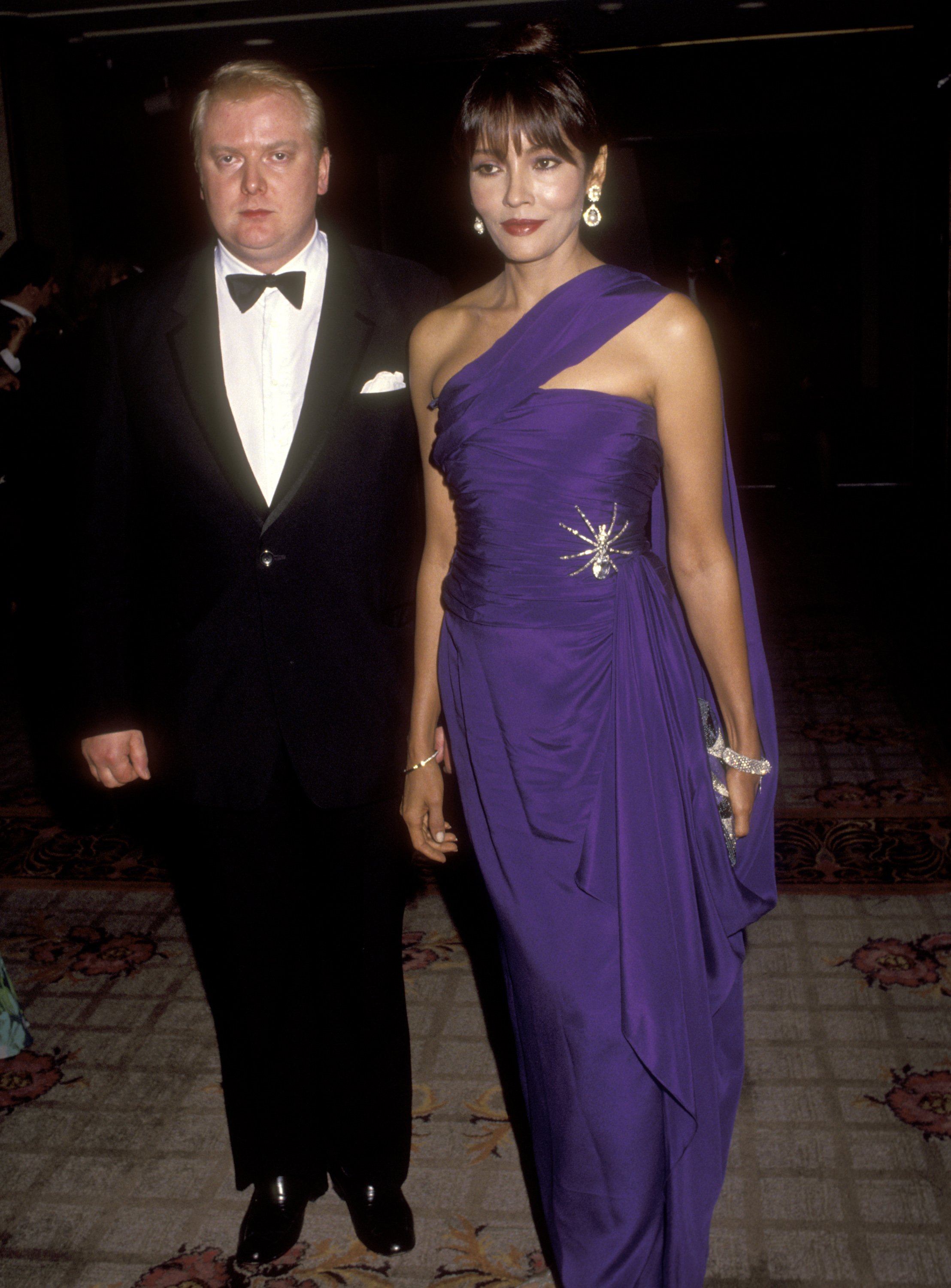 Henry Percy, duque de Northumberland y Barbara Carrera en agosto de 1992 en Los Ángeles. | Foto: Getty Images
