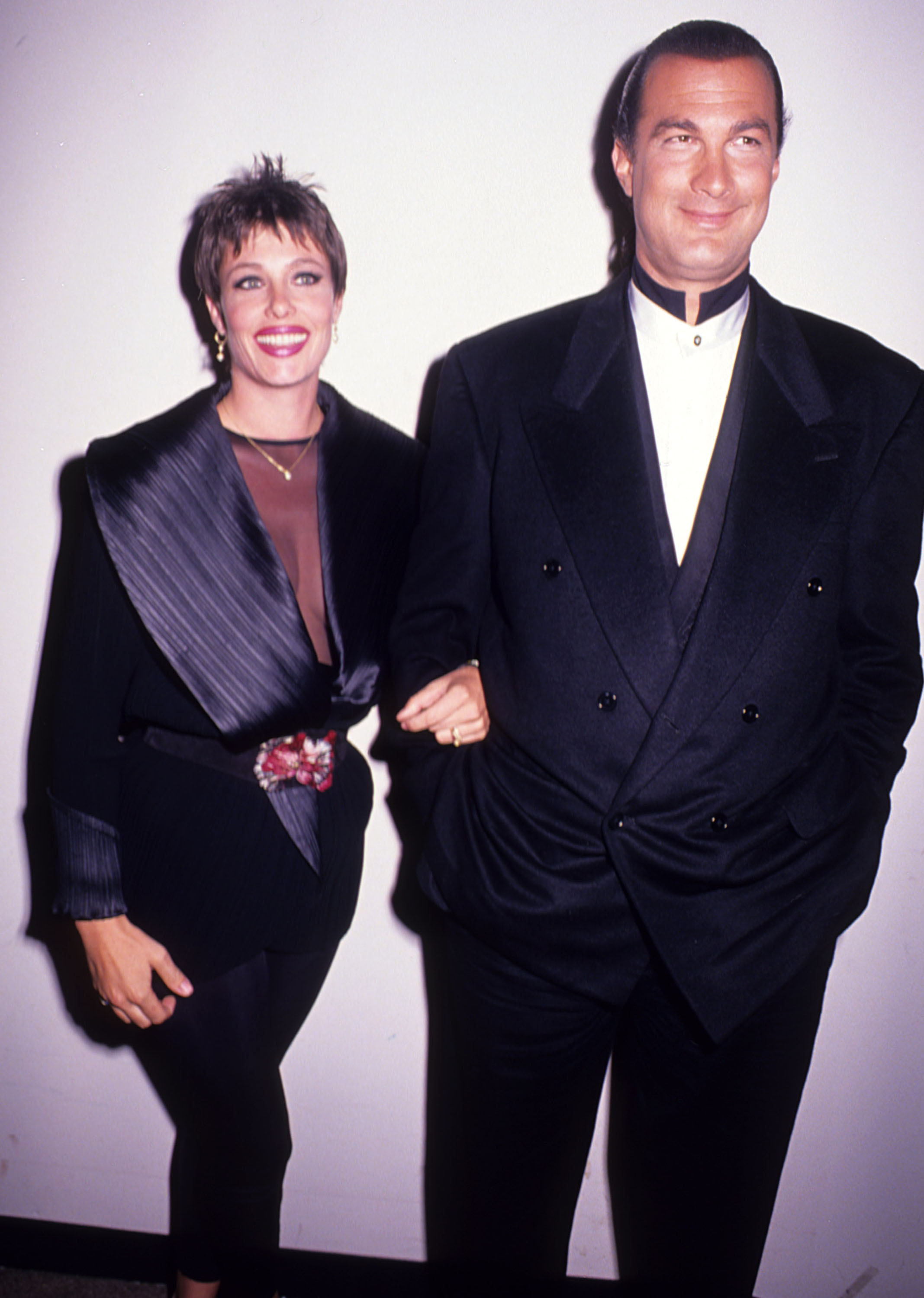 Kelly LeBrock y Steven Seagal en el estreno de la película "Out for Justice", 1991 | Fuentes: Getty Images