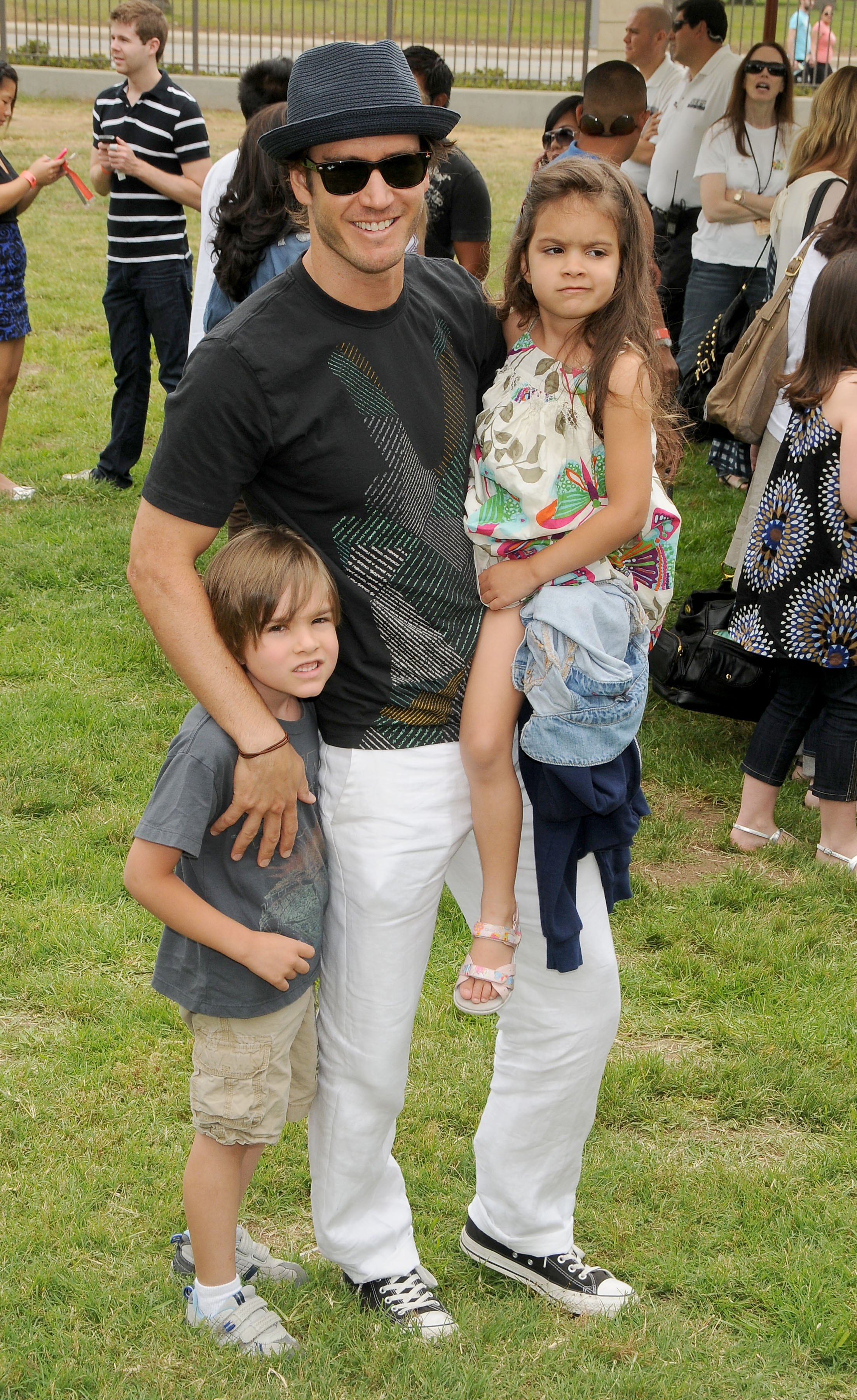 El actor con sus hijos el 13 de junio de 2010 | Fuente: Getty Images