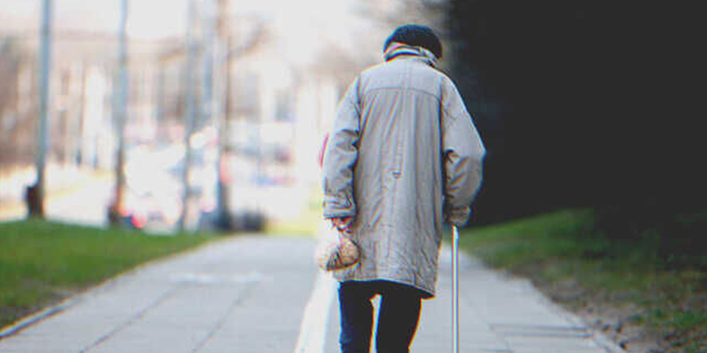 Anciano caminando por la calle | Fuente: Shutterstock