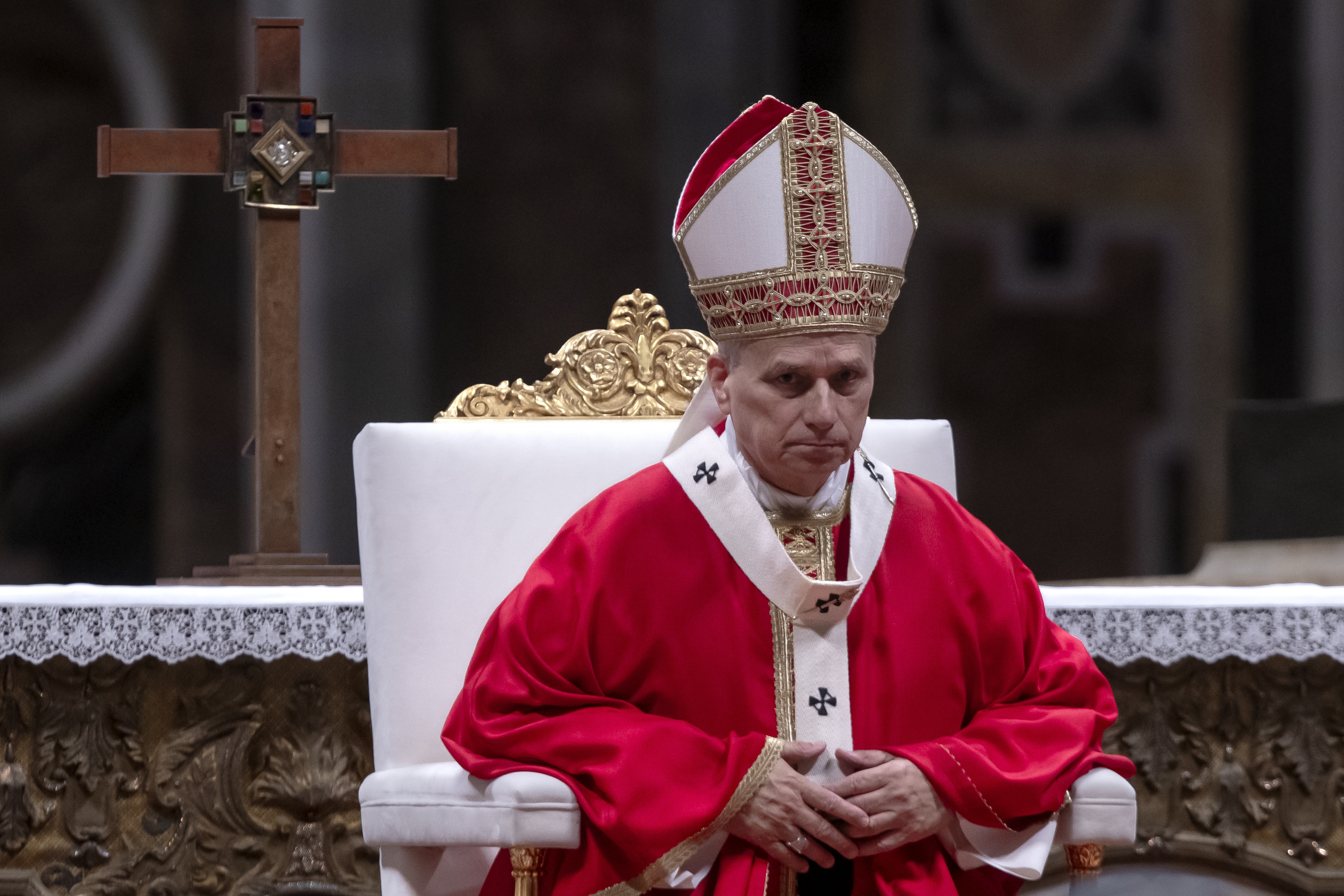 El papa León XIV, vestido con las vestiduras ceremoniales rojas y blancas, durante un acto en el Vaticano el 8 de octubre de 2026. El primer papa estadounidense, elegido en 2025, se está preparando para un viaje del 6 al 17 de noviembre a Uruguay, Argentina y Perú, aunque han surgido dudas sobre si su reciente operación podría afectar al itinerario. | Fuente: Getty Images