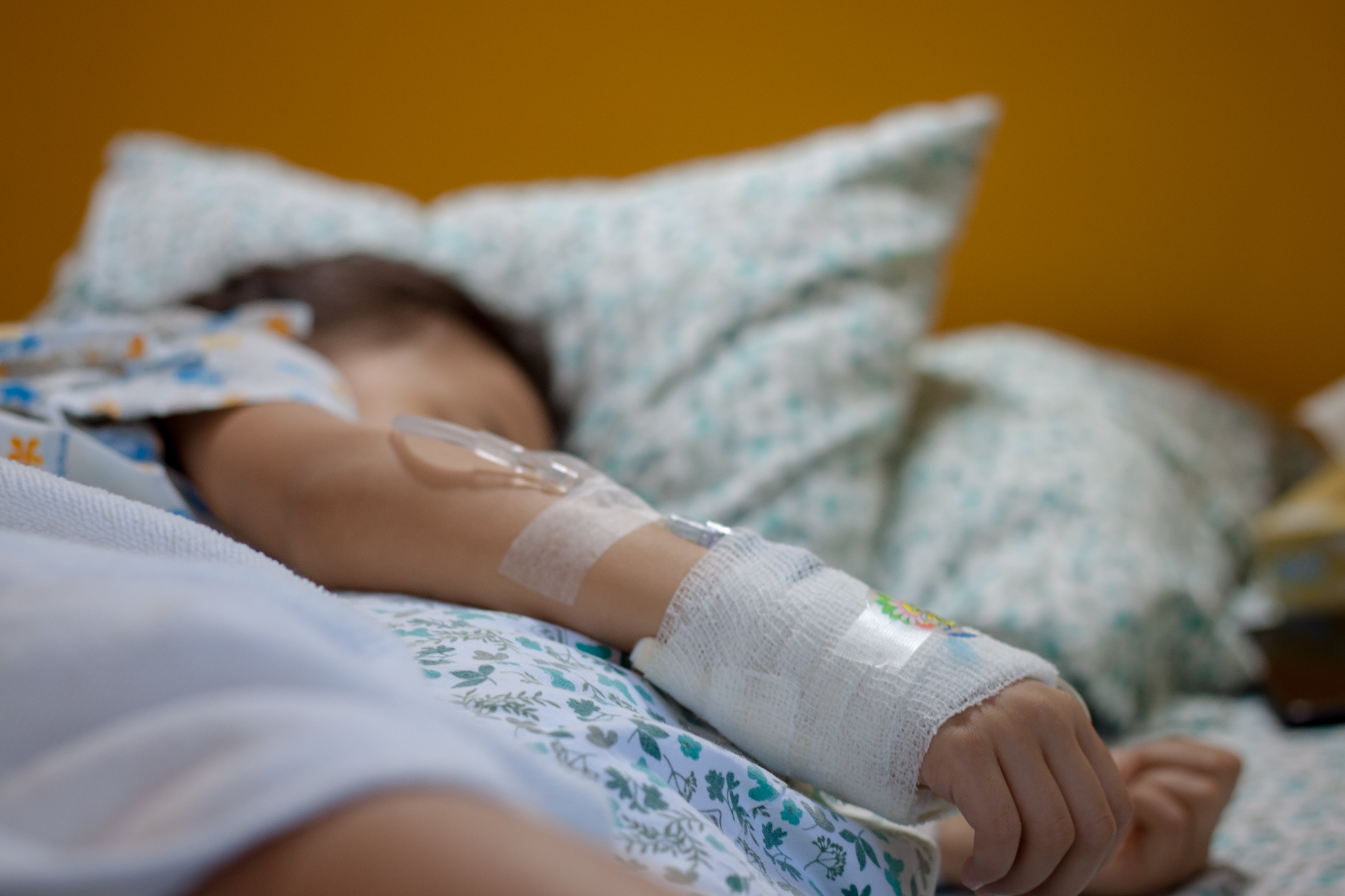 Niño en la cama de un hospital. | Foto: Shutterstock