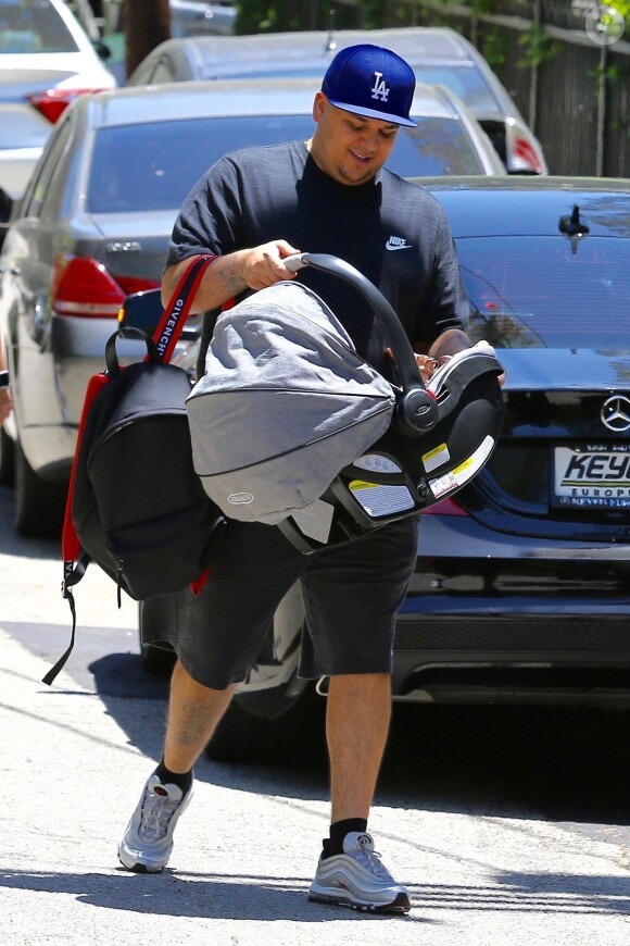 Rob Kardashian fue fotografiado llevando un asiento de seguridad para bebés y una bolsa de pañales durante una salida diurna. Esta imagen poco habitual muestra su papel activo como padre, una responsabilidad que, según él mismo ha dicho, se convirtió en una de sus mayores prioridades tras dar la bienvenida a su hija Dream. | Fuente: Foto de los paparazzi.
