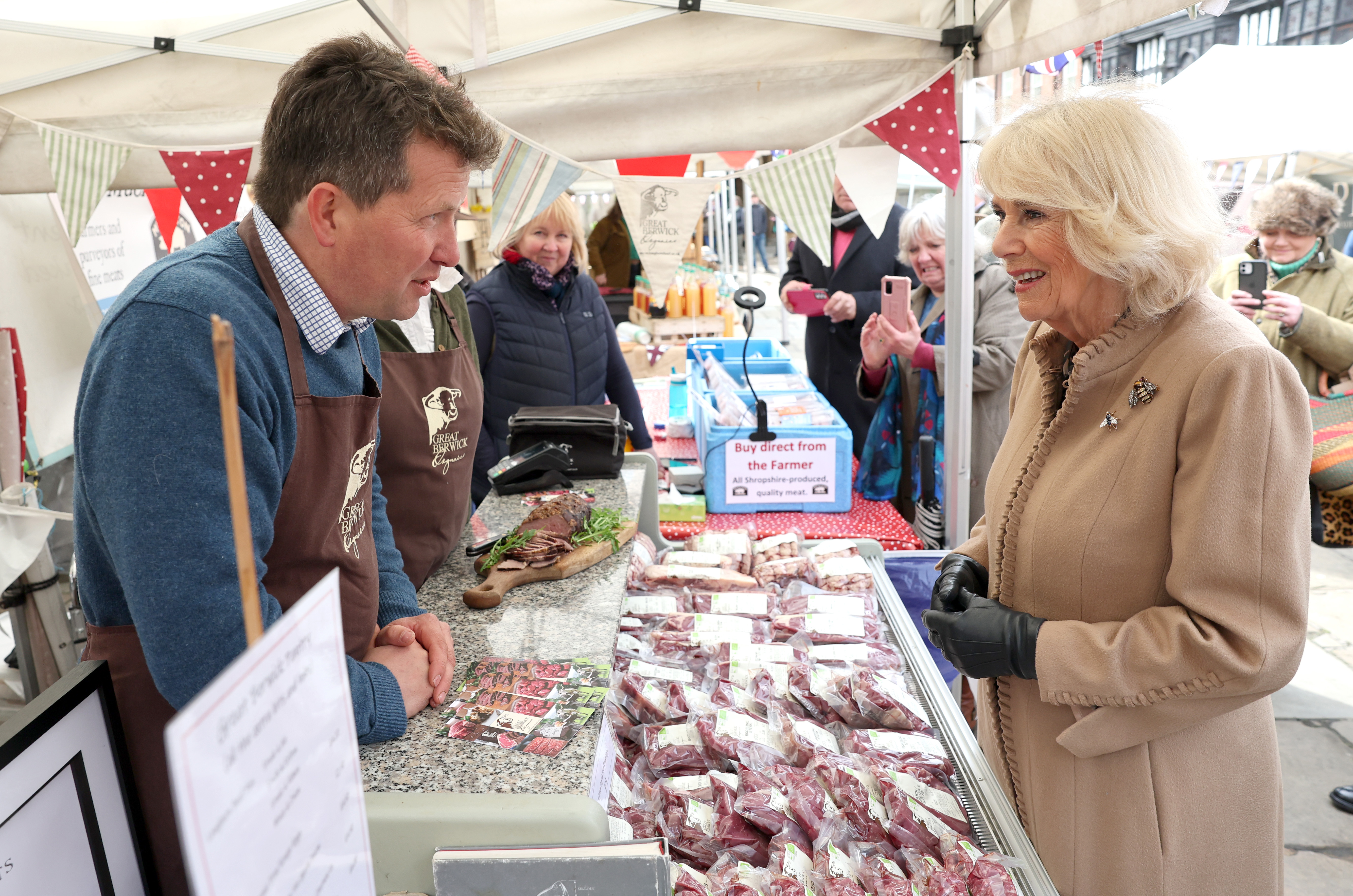 La reina Camilla durante su visita al Farmers' Market el 27 de marzo de 2024 en Shrewsbury, Inglaterra | Foto: Getty Images