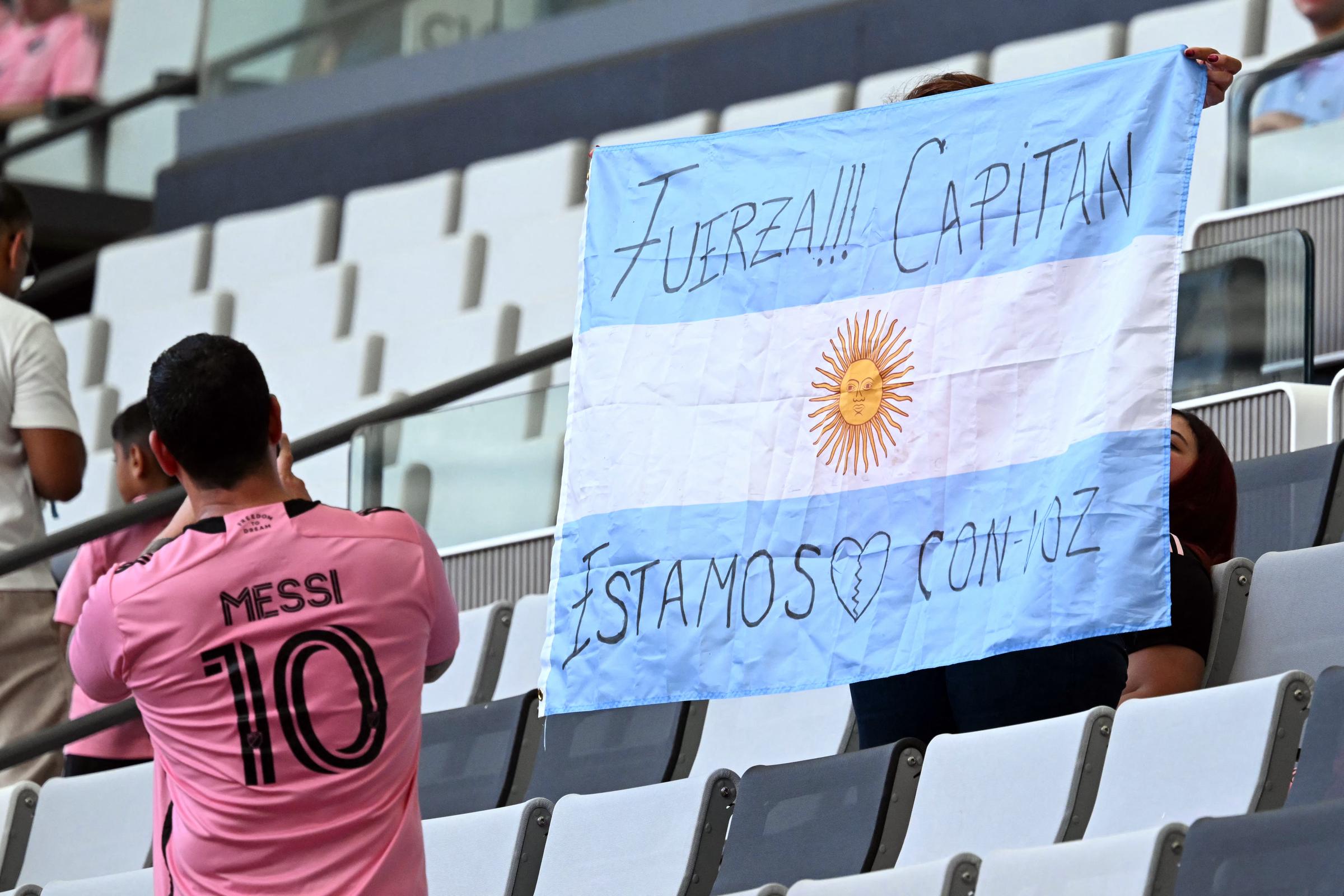 Aficionados del Inter Miami sostienen una bandera argentina con un mensaje para la estrella del fútbol Lionel Messi antes del partido de la fase de grupos de la Leagues Cup 2026 entre el Inter Miami CF y el Monterrey en el Nu Stadium de Miami, Florida, el 8 de agosto de 2026. Jorge Messi, padre y agente de Lionel Messi, falleció a los 68 años en Rosario, Argentina. | Fuente: Getty Images