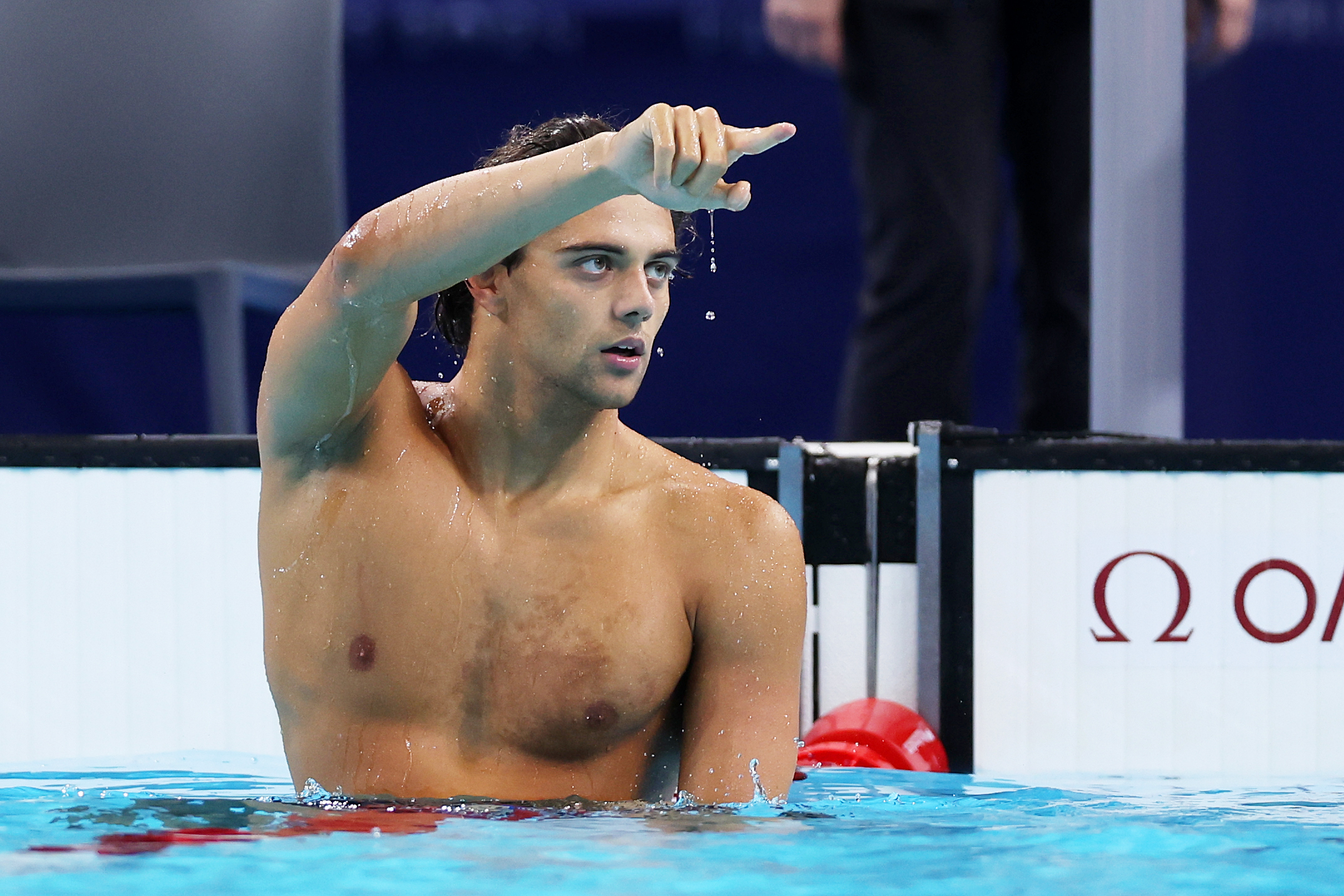 Thomas Ceccon tras ganar el oro en la final masculina de los 100 metros espalda durante los Juegos Olímpicos de París en Nanterre, Francia, el 29 de julio de 2024 | Fuente: Getty Images