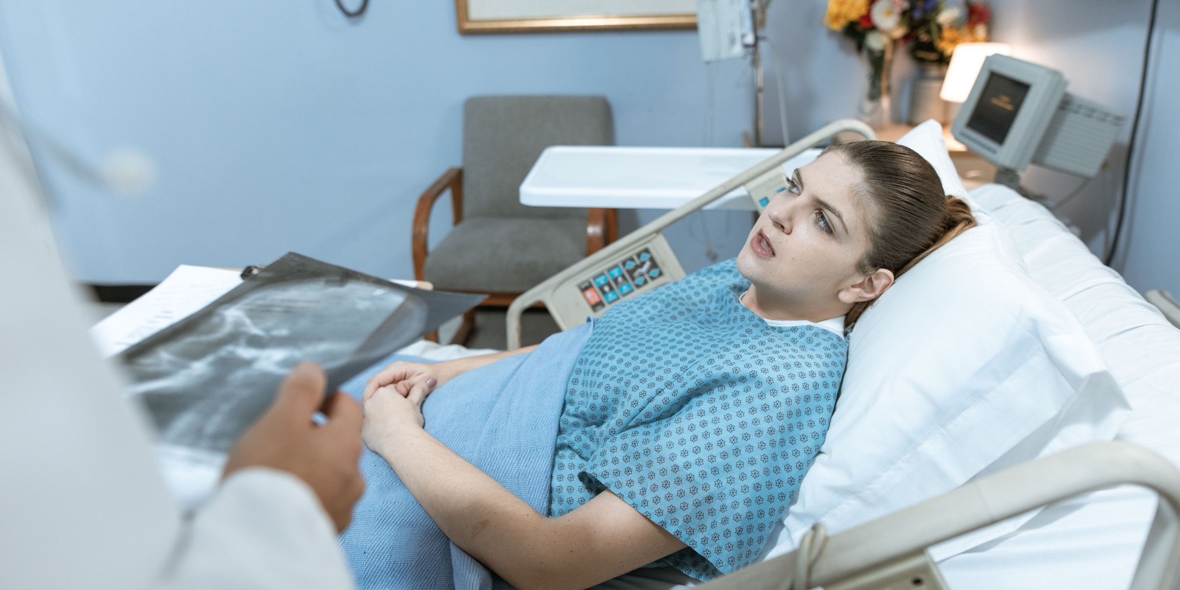 Una mujer acostada en una cama de hospital | Fuente: Pexels