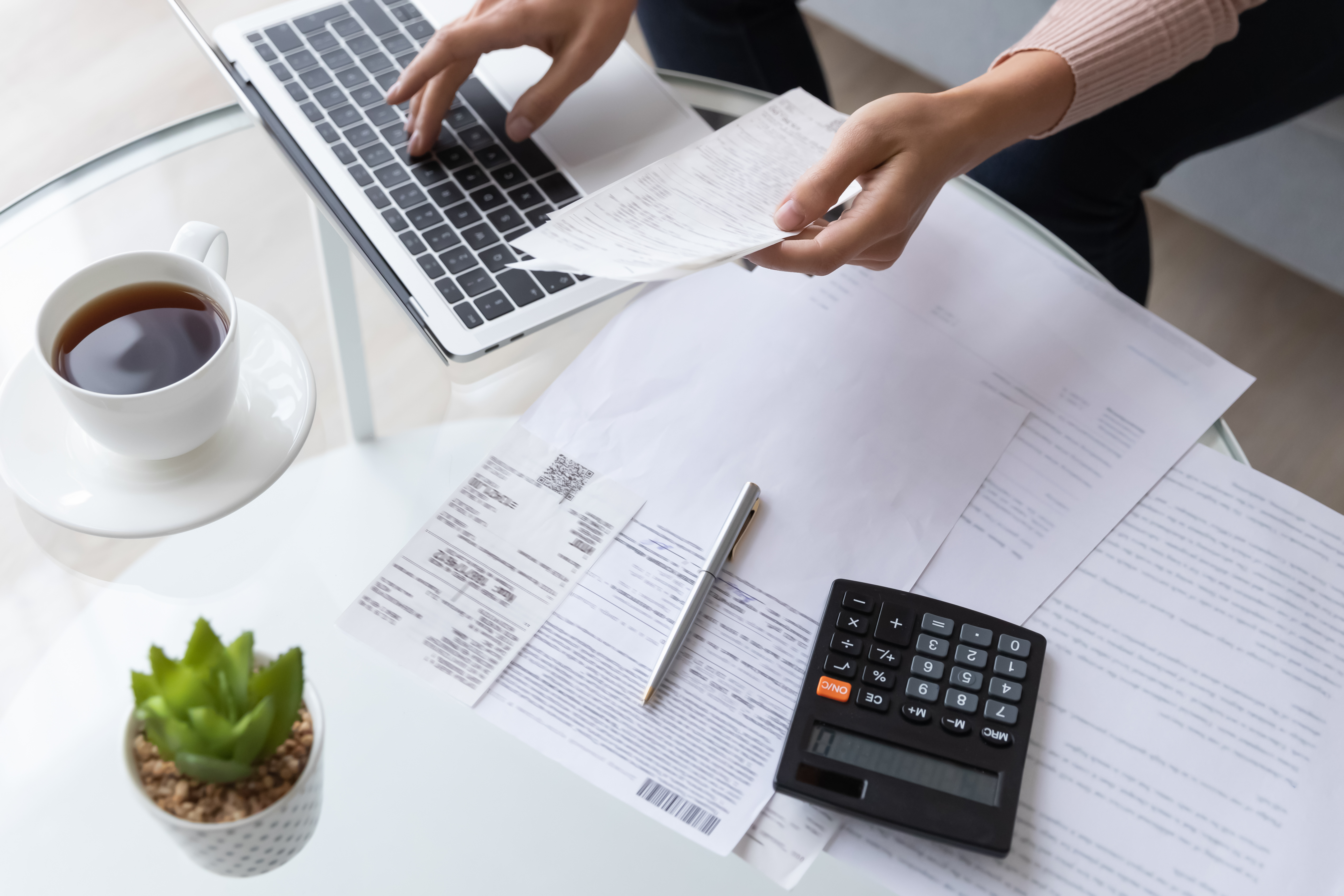 Foto en primer plano de una persona revisando registros financieros | Fuente: Shutterstock
