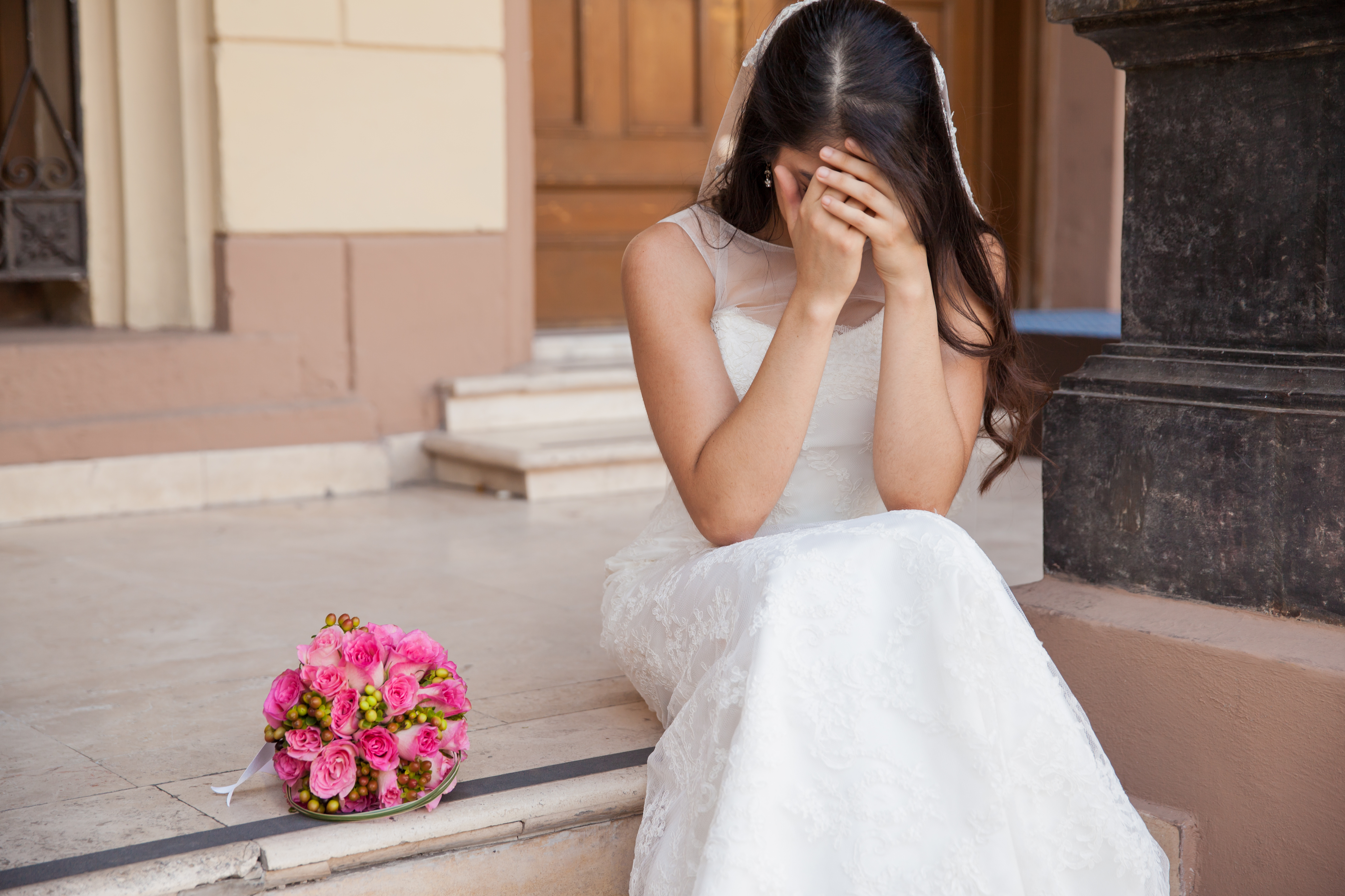 Una novia llorando en el exterior de una iglesia | Fuente: Shutterstock