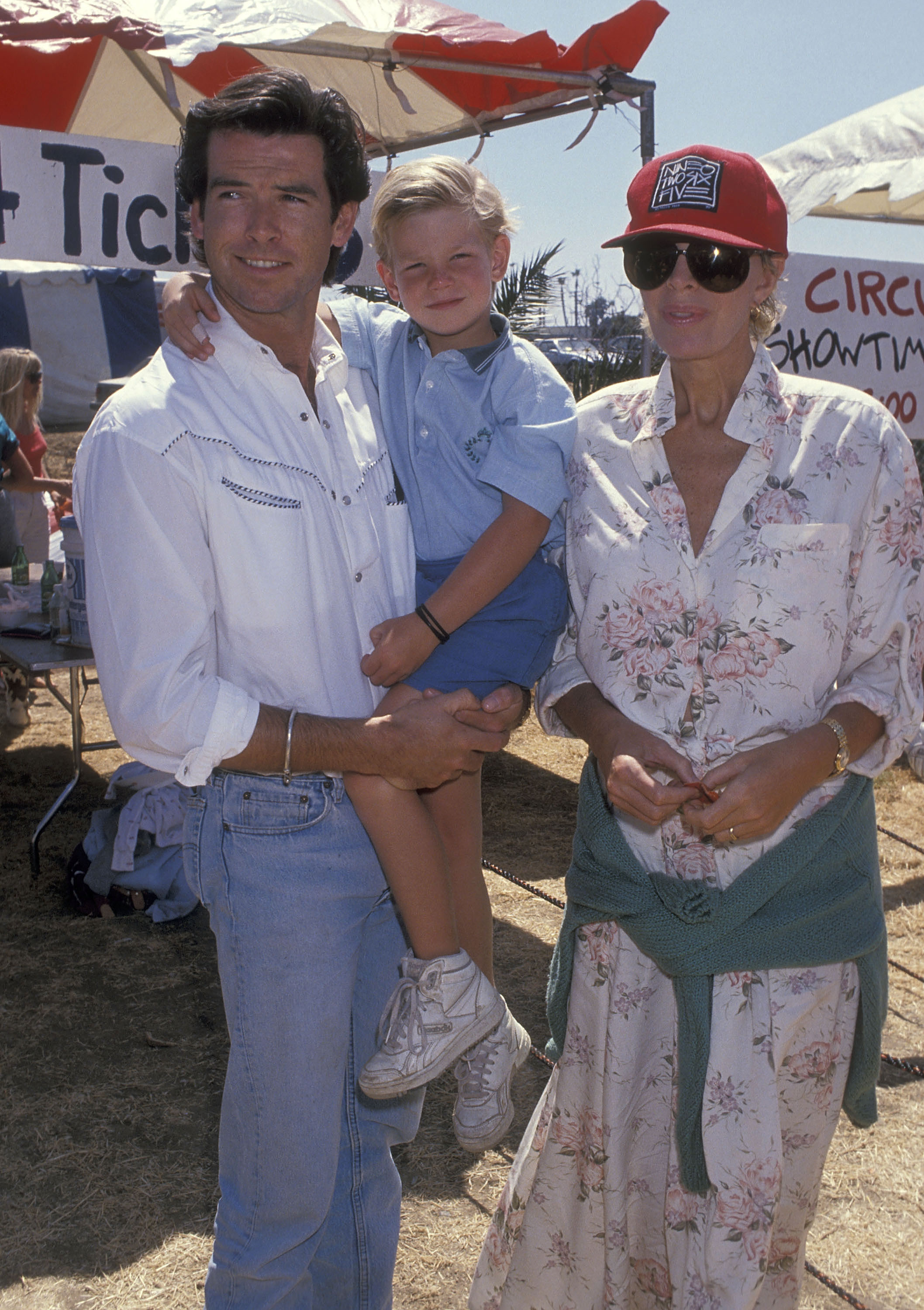 Pierce Brosnan, Sean Brosnan y Cassandra Harris en el octavo carnaval y feria anual Malibu Kiwanis Chili Cook-off en Malibu, 1989. | Foto: Getty Images