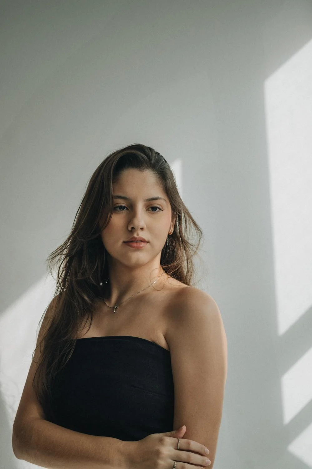 Una mujer seria mirando a su lado | Fuente: Pexels