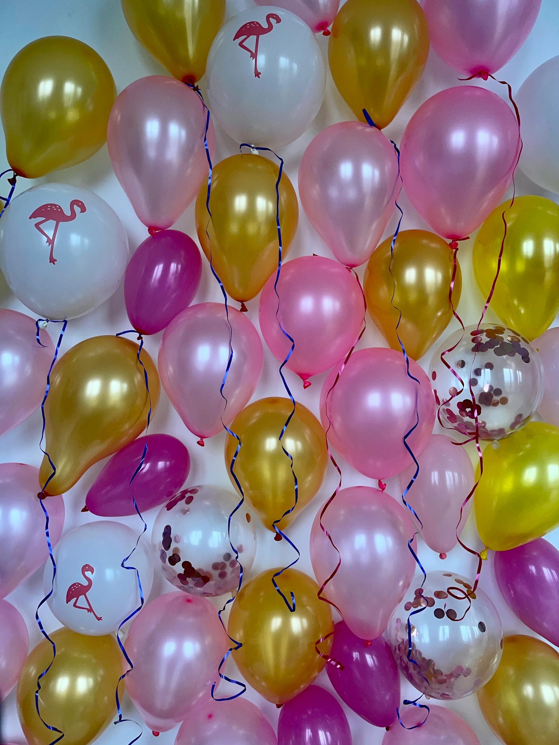 Globos en una pared | Fuente: Pexels