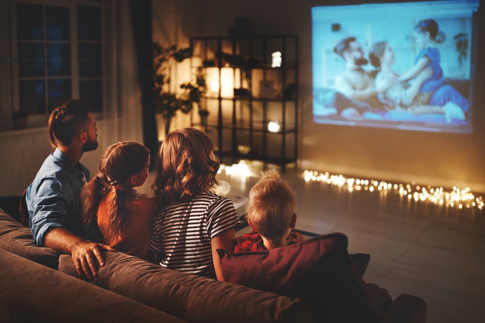 Familia viendo televisión. | Foto: Shutterstock.