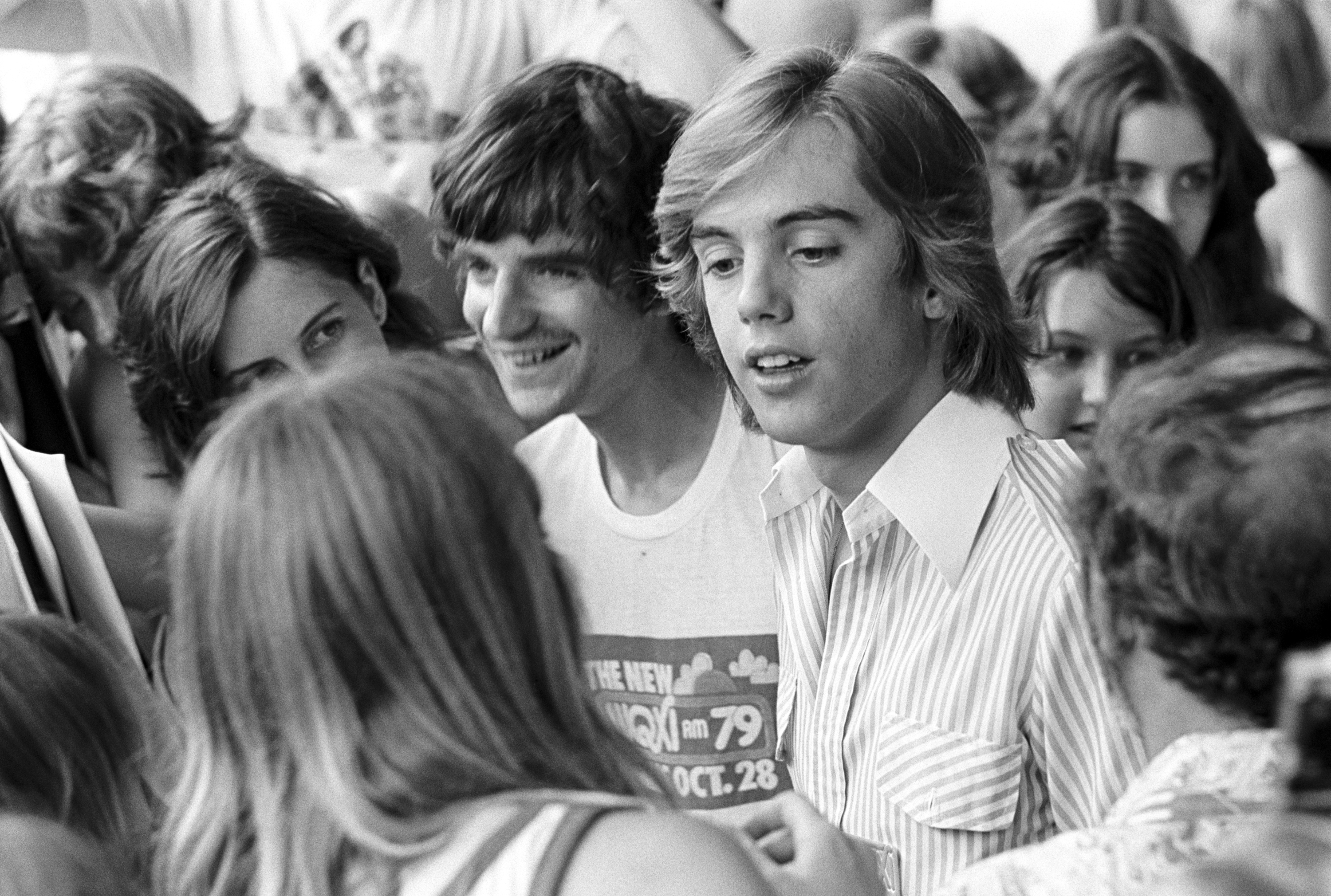 El cantante fotografiado con fans en el exterior del estudio de radio WQXI el 1 de junio de 1977, en Atlanta, Georgia. | Fuente: Getty Images