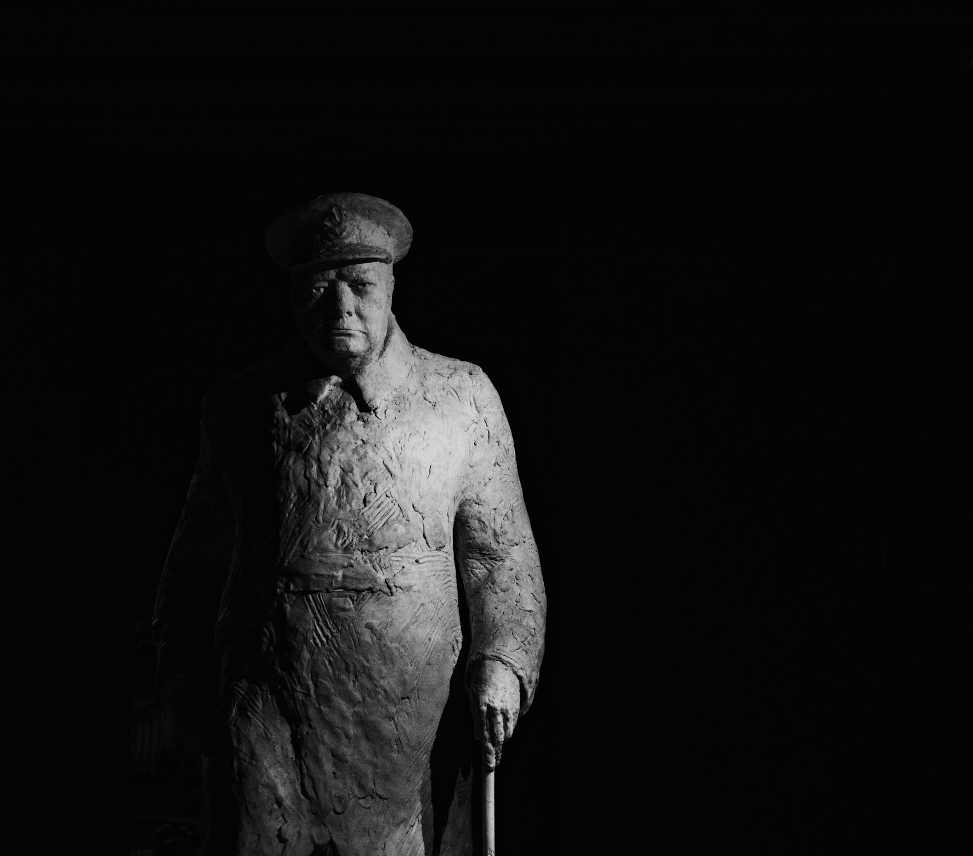 Una estatua de Winston Churchill sobre un fondo oscuro | Fuente: Pexels