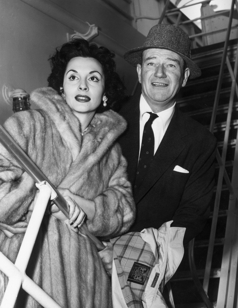 John Wayne con su esposa Pilar Palette | Foto: Getty Images