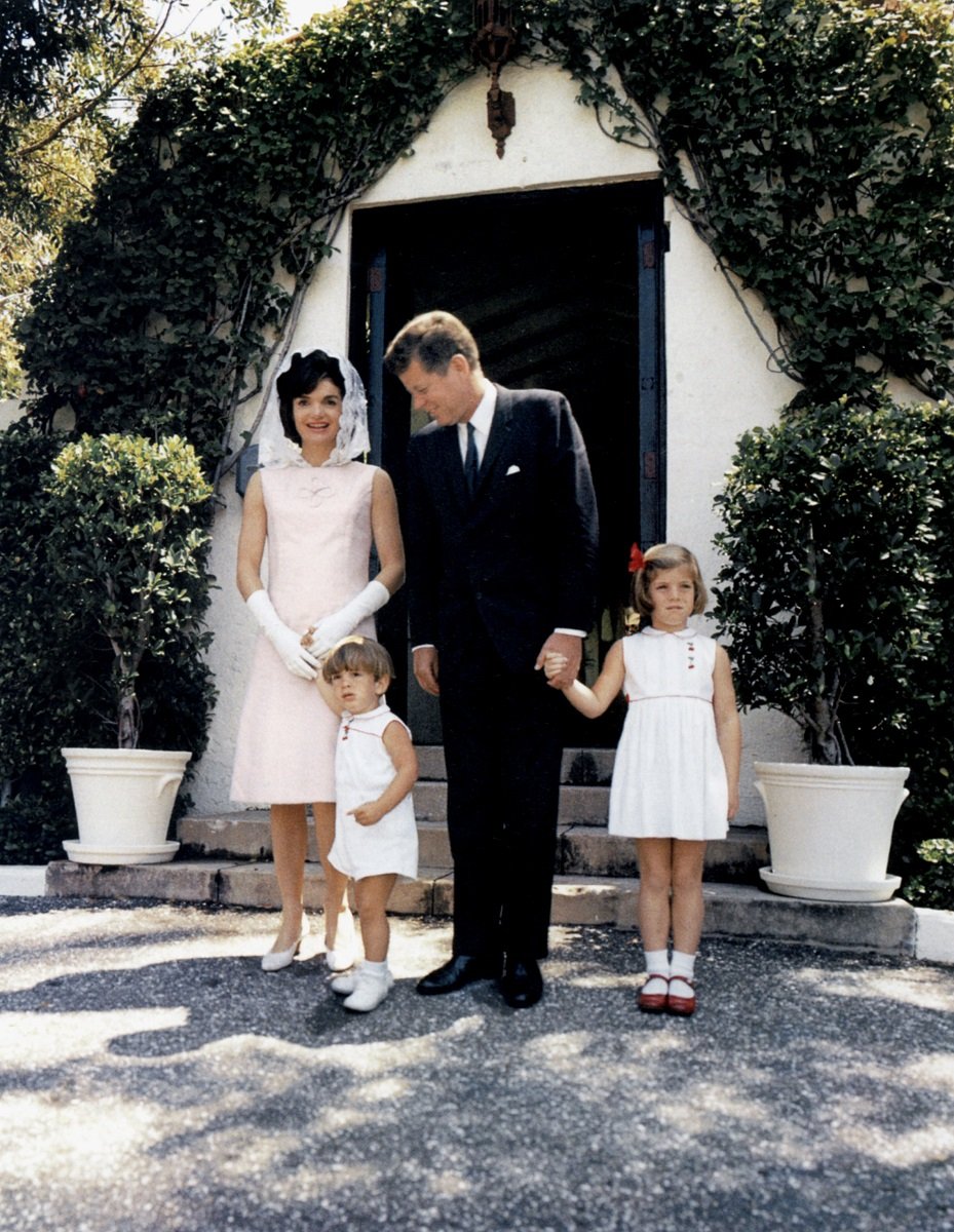 John F. Kennedy y Jacqueline con sus hijos en Palm Beach, 14 de abril de 1963. | Foto: Getty Images