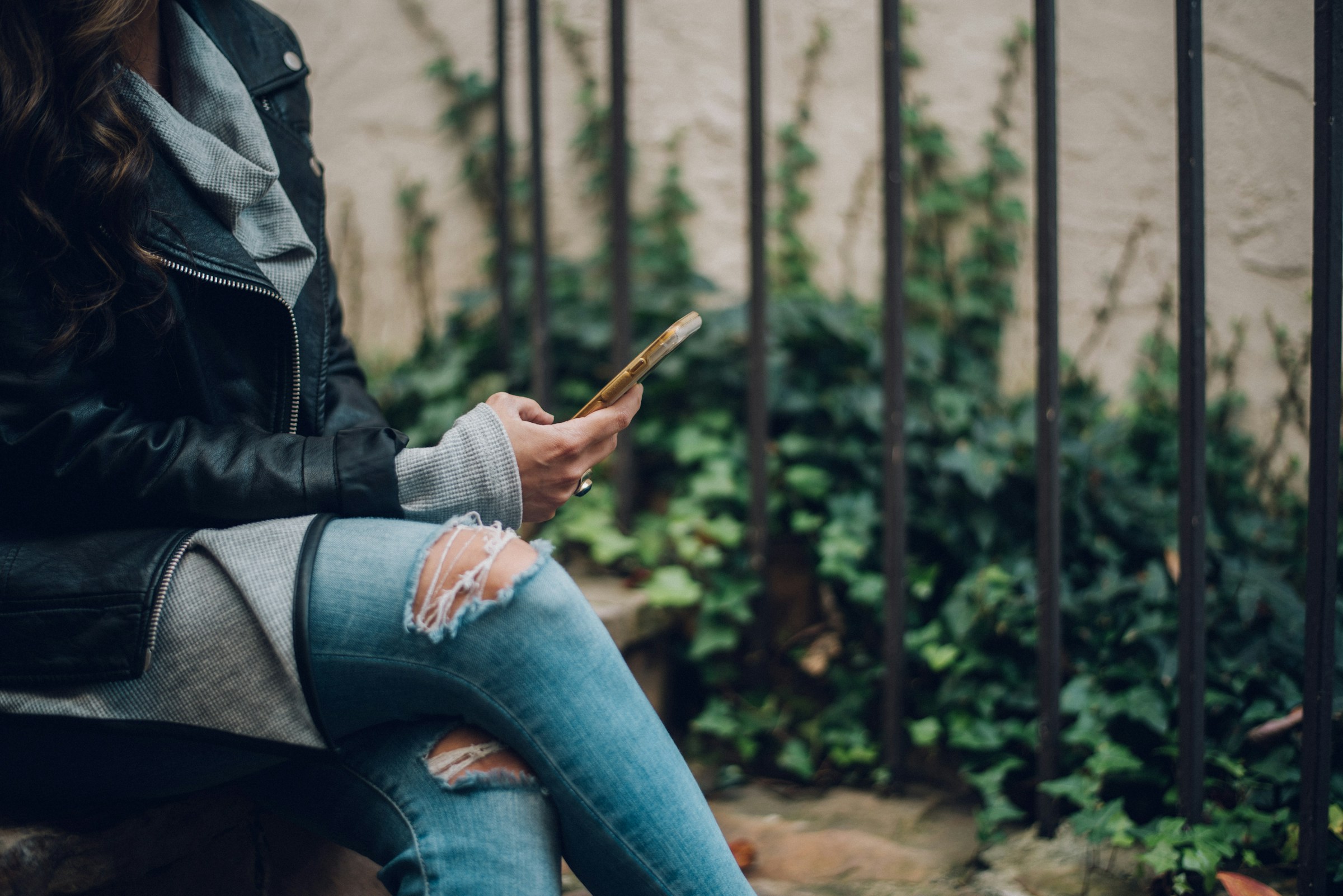 Una mujer sujetando su teléfono | Fuente: Unsplash