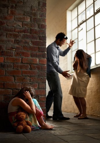 Padre borracho lanzó a su hijo contra una pared | Foto: Getty Images